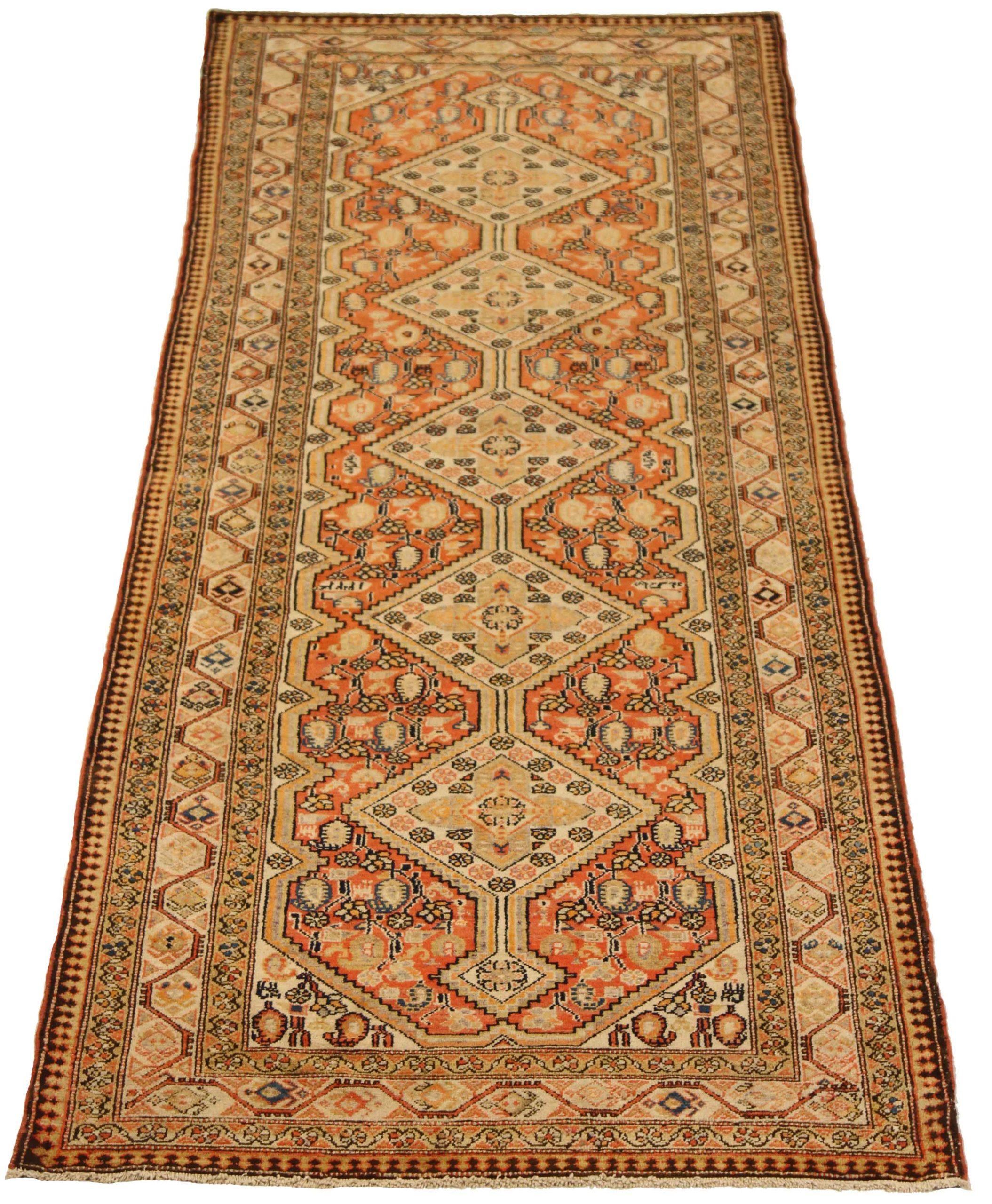 Entdecken Sie die Eleganz des persischen Malayers mit dem Läufer um 1880. Dieses exklusive Design aus Wolle und Braun-Elfenbein-Rot ist perfekt, um Ihren Raum zu verschönern.
