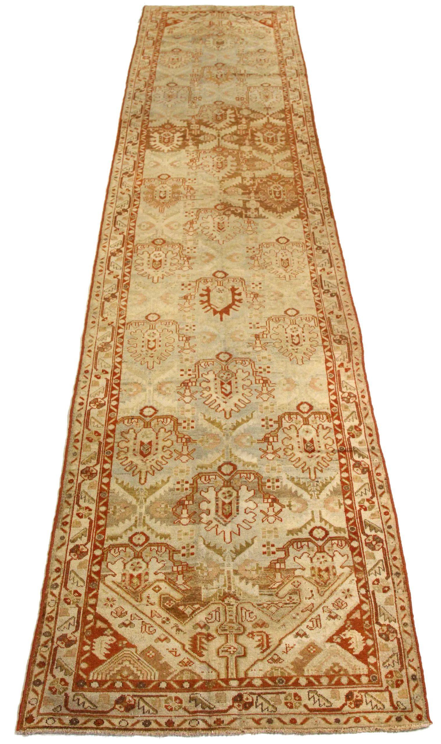 Entdecken Sie die Eleganz des persischen Malayers mit dem Läufer um 1880. Dieses exklusive Design aus Wolle und Braun-Elfenbein-Rot ist perfekt, um Ihren Raum zu verschönern.
