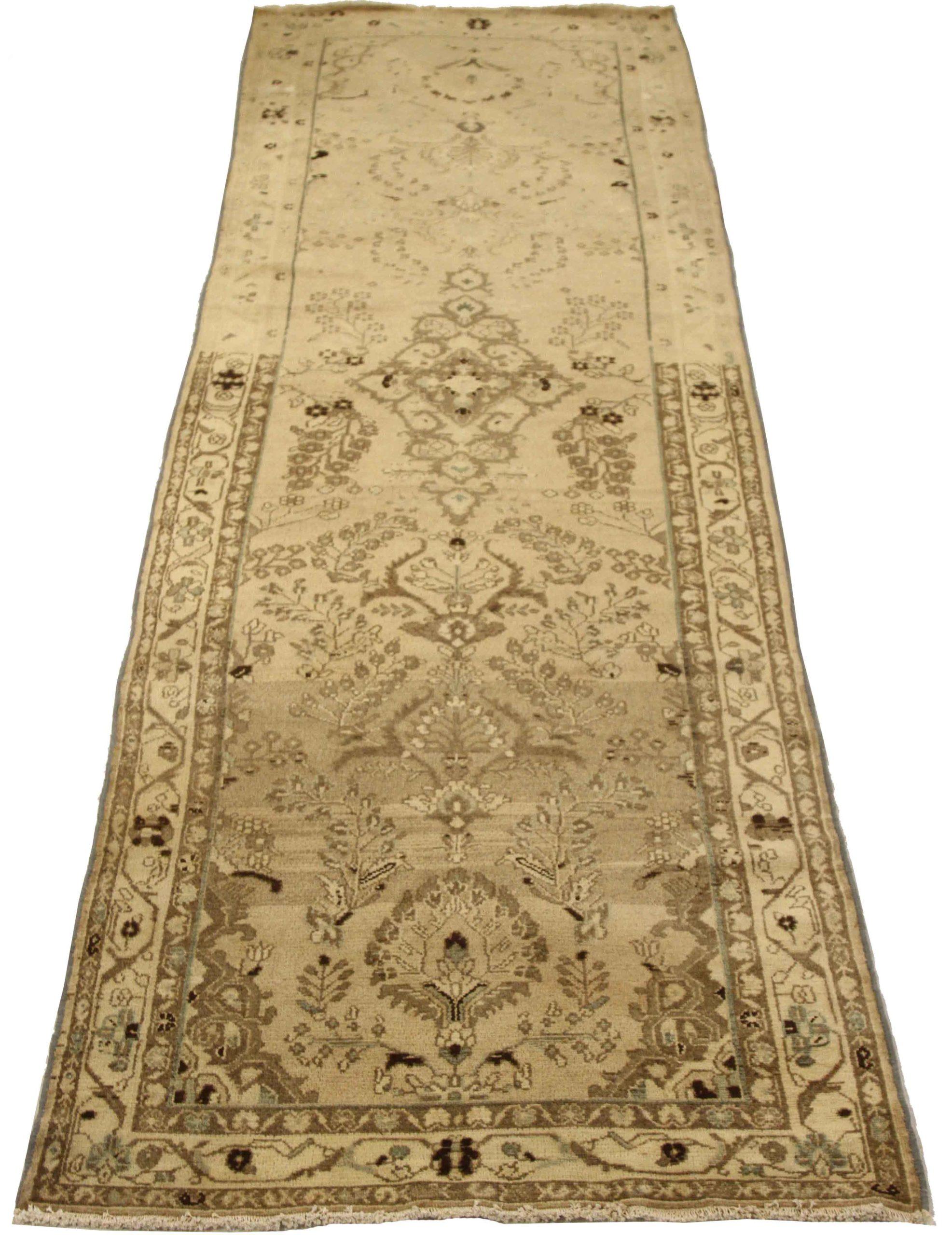 Entdecken Sie die Eleganz des persischen Malayers mit dem Läufer um 1880. Dieses exklusive Design aus Wolle und Braun-Elfenbein-Taupe ist perfekt, um Ihren Raum zu verschönern.