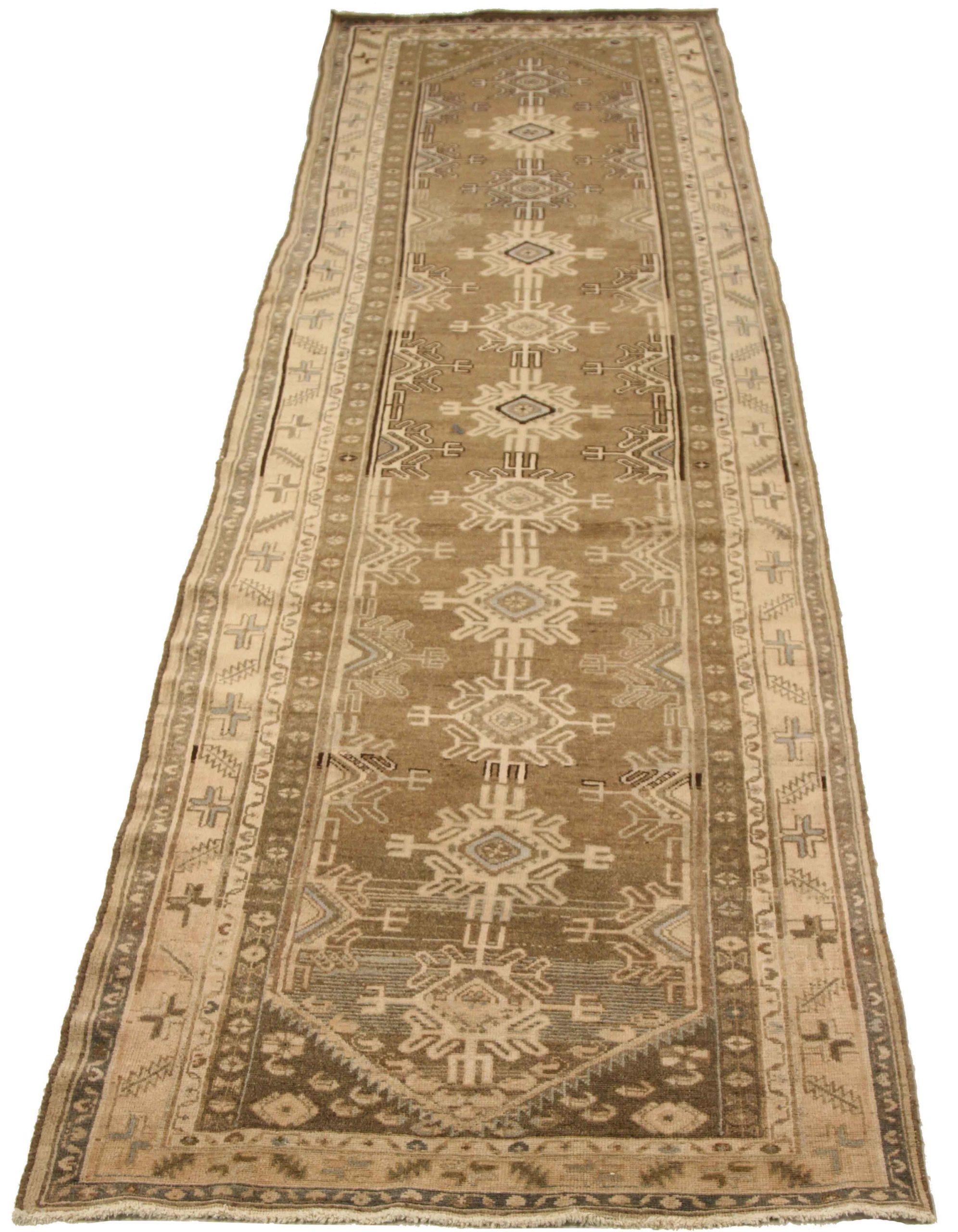Entdecken Sie die Eleganz des persischen Malayers mit dem Läufer um 1880. Dieses exklusive Design aus Wolle und Braun-Elfenbein-Taupe ist perfekt, um Ihren Raum zu verschönern.