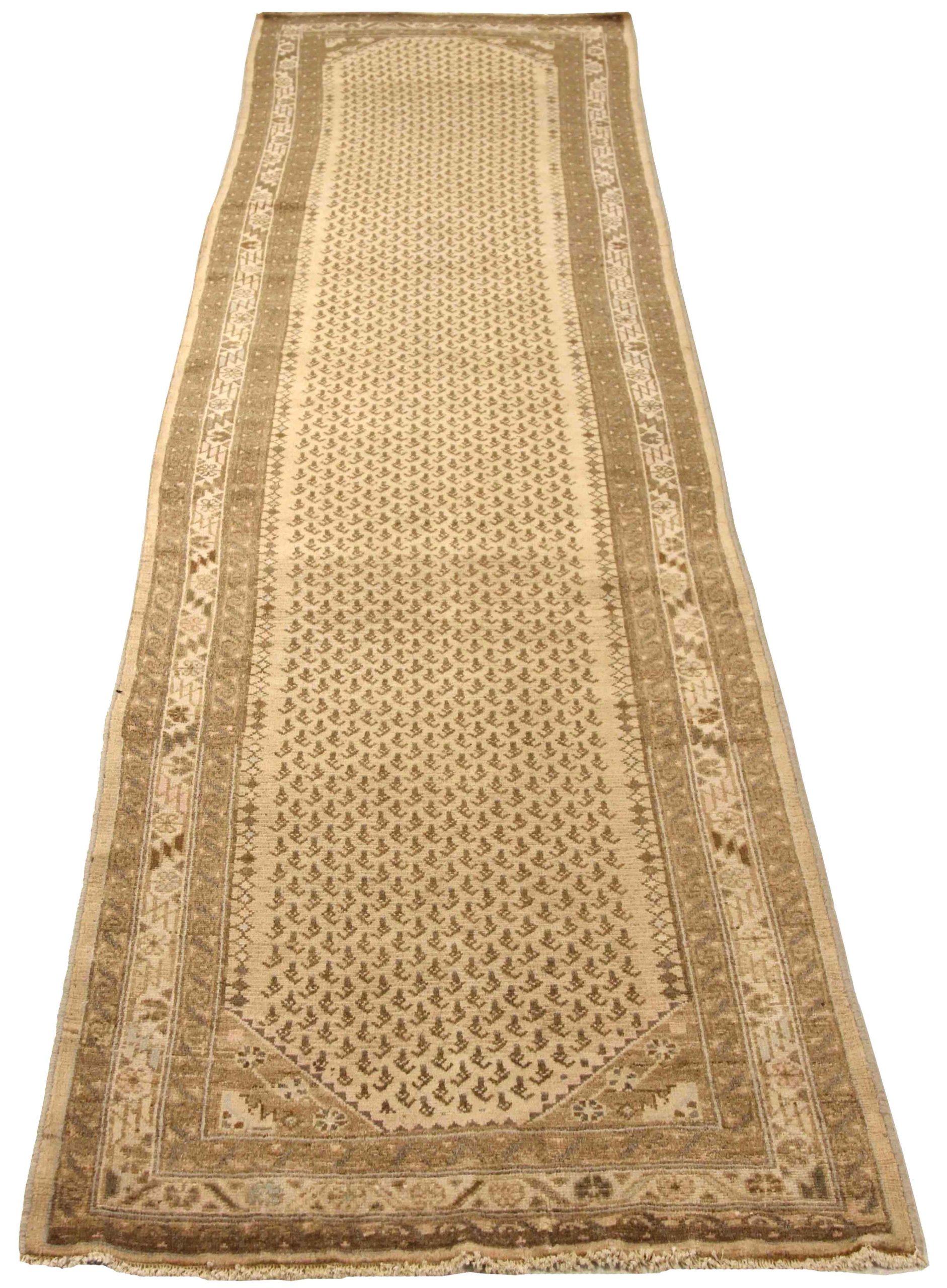 Scopri l'eleganza del tappeto persiano Malayer, caratterizzato da Runner Rug di CIRCA 1880. Progettato con lana e marrone-avorio-tortora, questo design esclusivo è perfetto per valorizzare il tuo spazio.