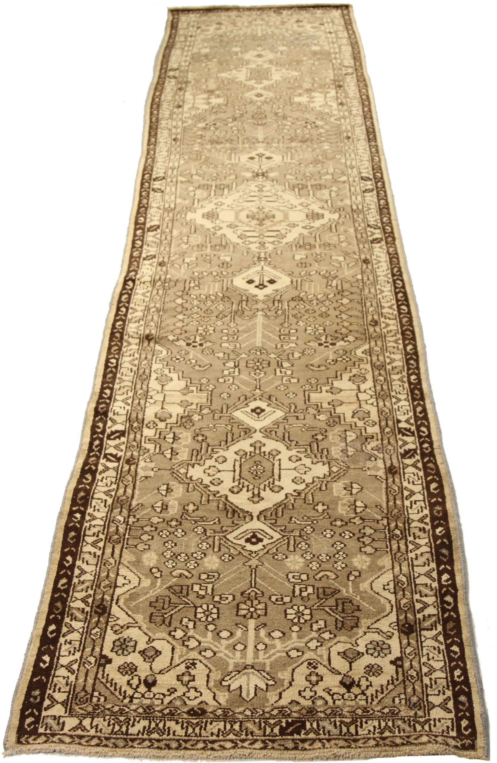 Entdecken Sie die Eleganz des persischen Malayers mit dem Läufer um 1880. Dieses exklusive Design aus Wolle und Braun-Elfenbein-Taupe ist perfekt, um Ihren Raum zu verschönern.