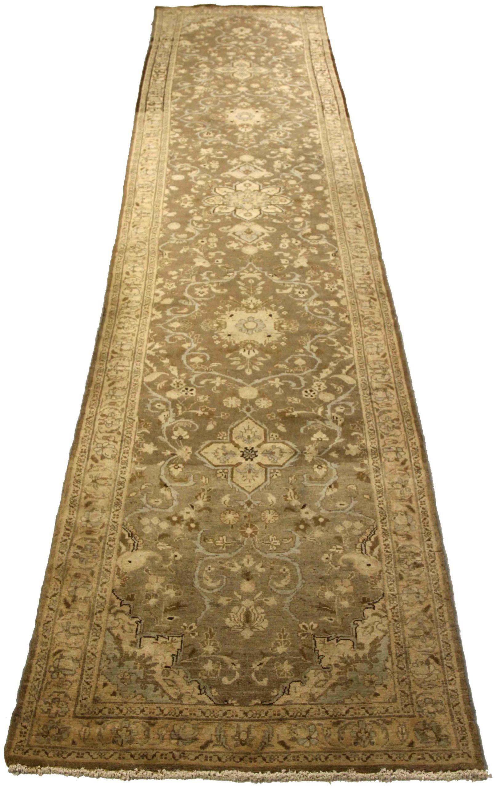 Entdecken Sie die Eleganz des persischen Malayers mit dem Läufer um 1880. Dieses exklusive Design aus Wolle und Braun-Elfenbein-Taupe ist perfekt, um Ihren Raum zu verschönern.