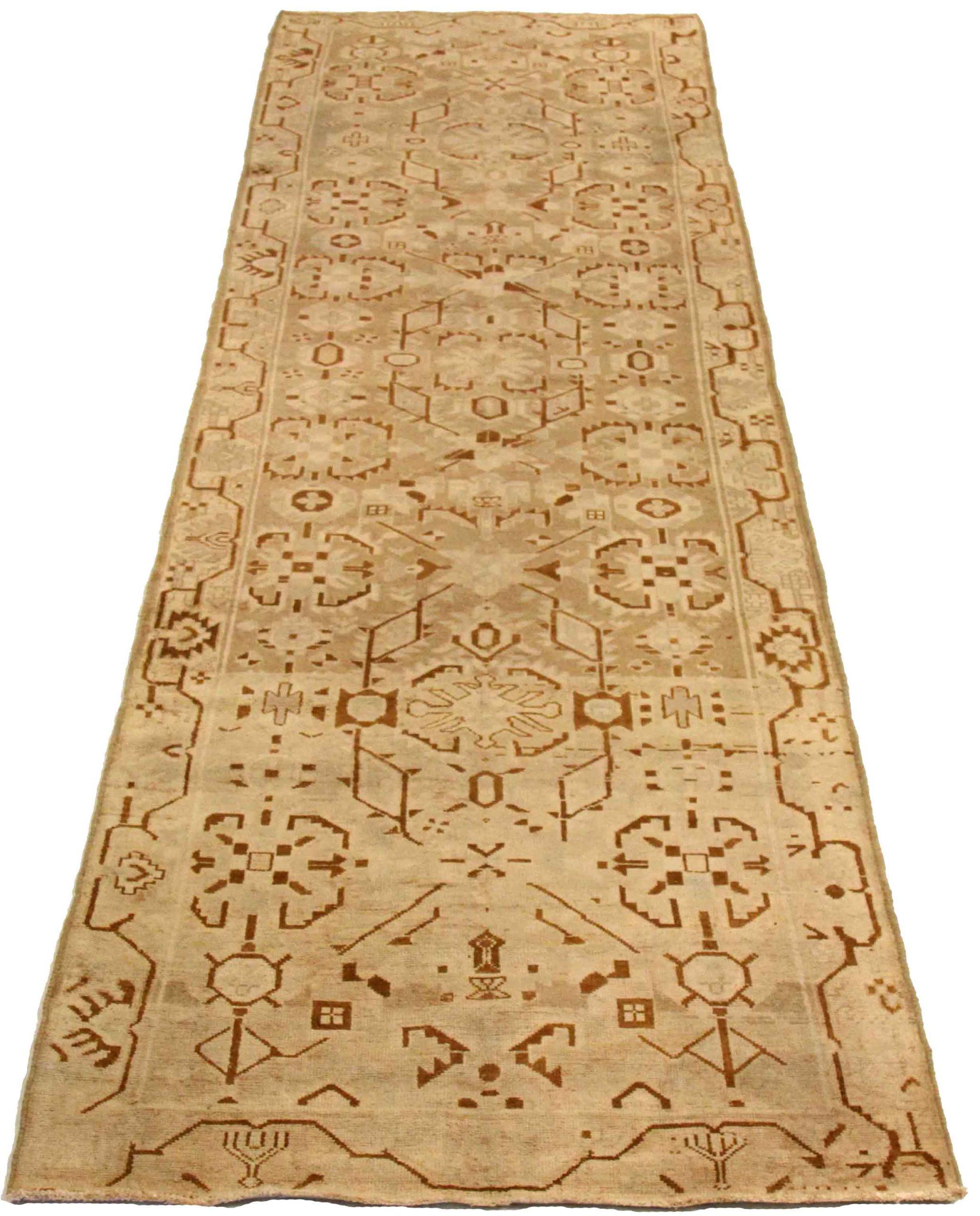 Entdecken Sie die Eleganz des persischen Malayers mit dem Läufer um 1880. Dieses exklusive Design aus Wolle und Braun-Elfenbein-Taupe ist perfekt, um Ihren Raum zu verschönern.