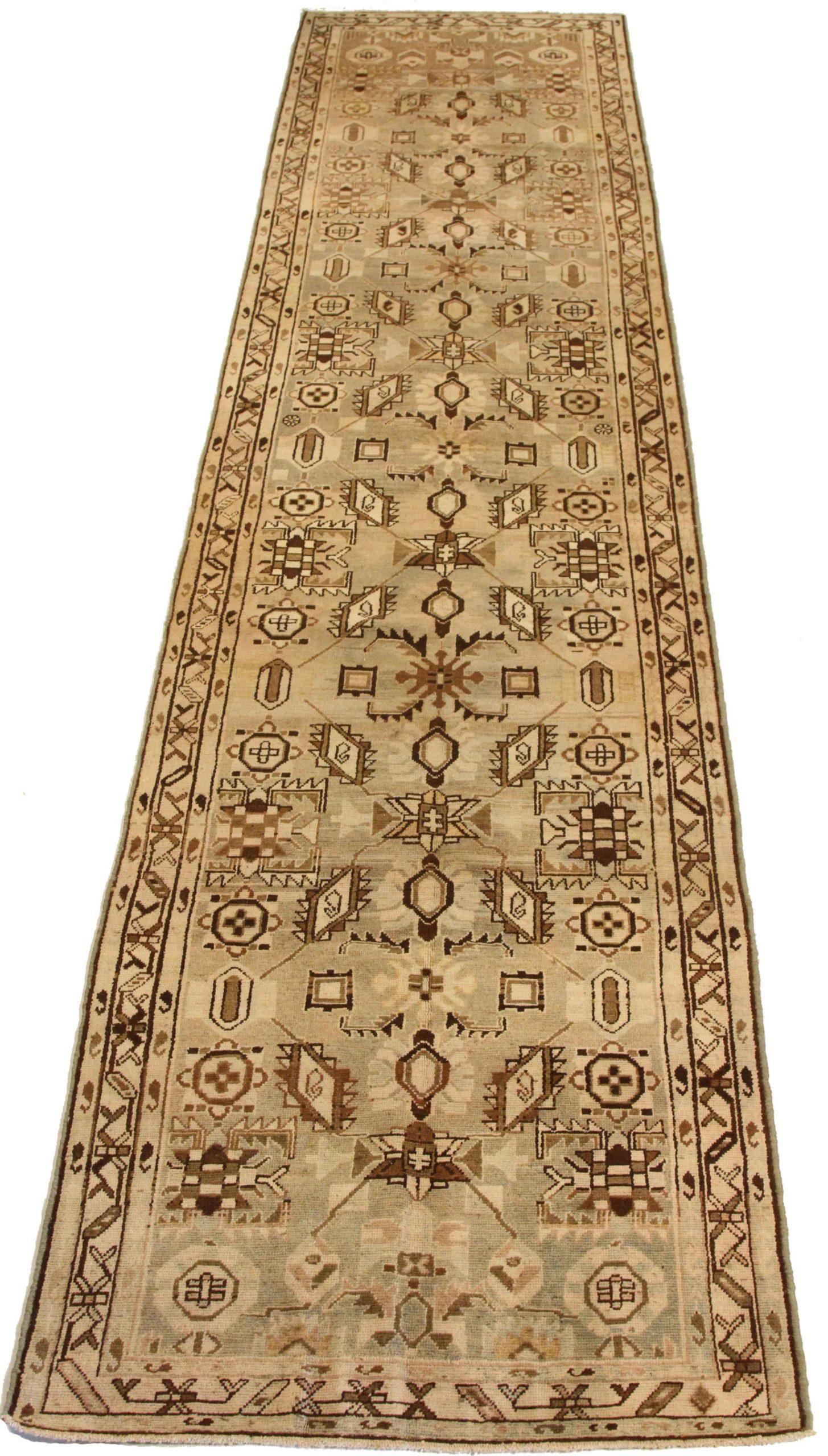 Entdecken Sie die Eleganz des persischen Malayers mit dem Läufer um 1880. Dieses exklusive Design aus Wolle und Braun-Elfenbein-Taupe ist perfekt, um Ihren Raum zu verschönern.