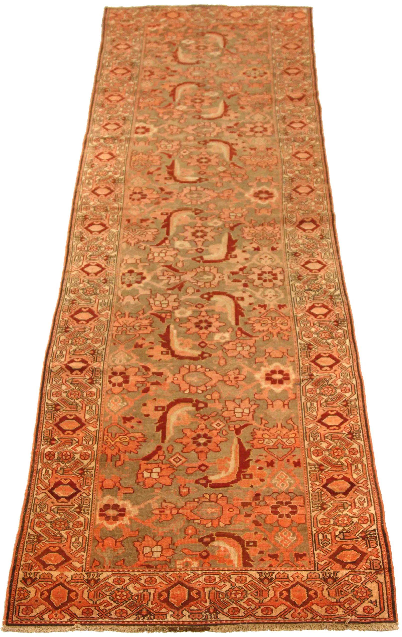 Entdecken Sie die Eleganz des persischen Malayers mit dem Läufer um 1880. Dieses exklusive Design aus Wolle und BrownPinkTaupe ist perfekt, um Ihren Raum zu verschönern.