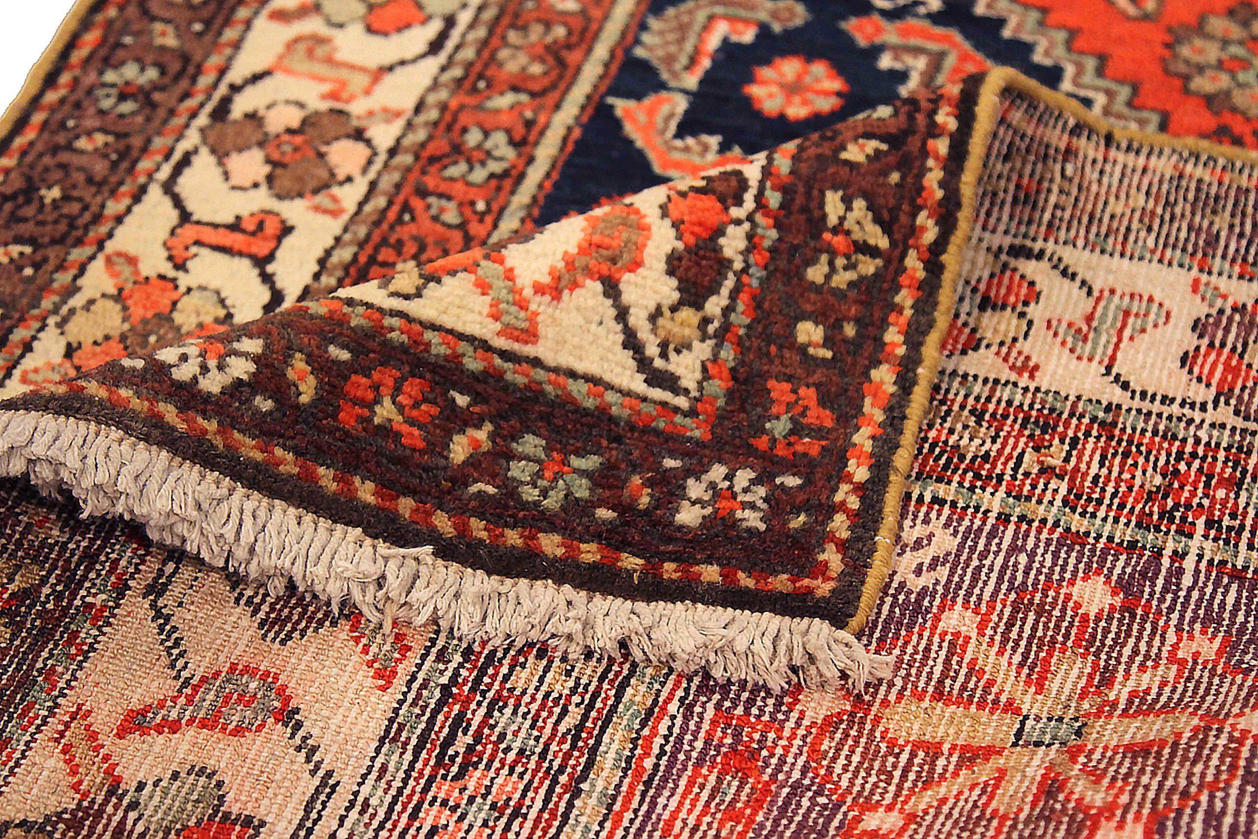 Persischer Malayer-Läufer aus Wolle in Elfenbein, Marineblau, Blau und Rot 72583 im Zustand „Hervorragend“ im Angebot in Dallas, TX