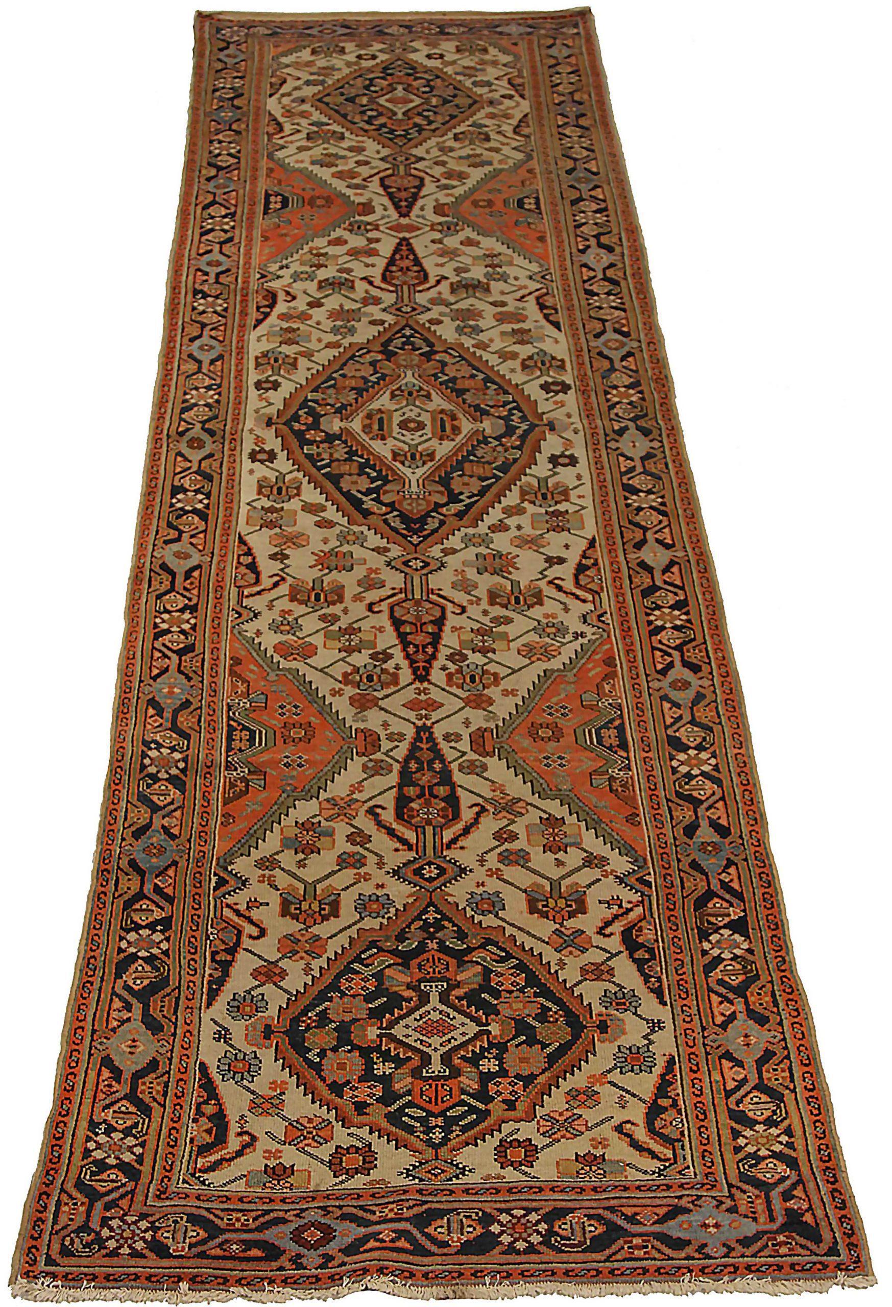 Entdecken Sie die Eleganz des persischen Malayers mit dem Läufer um 1880. Dieses exklusive Design aus Wolle und ElfenbeinMarineblauRot ist perfekt, um Ihren Raum zu verschönern.