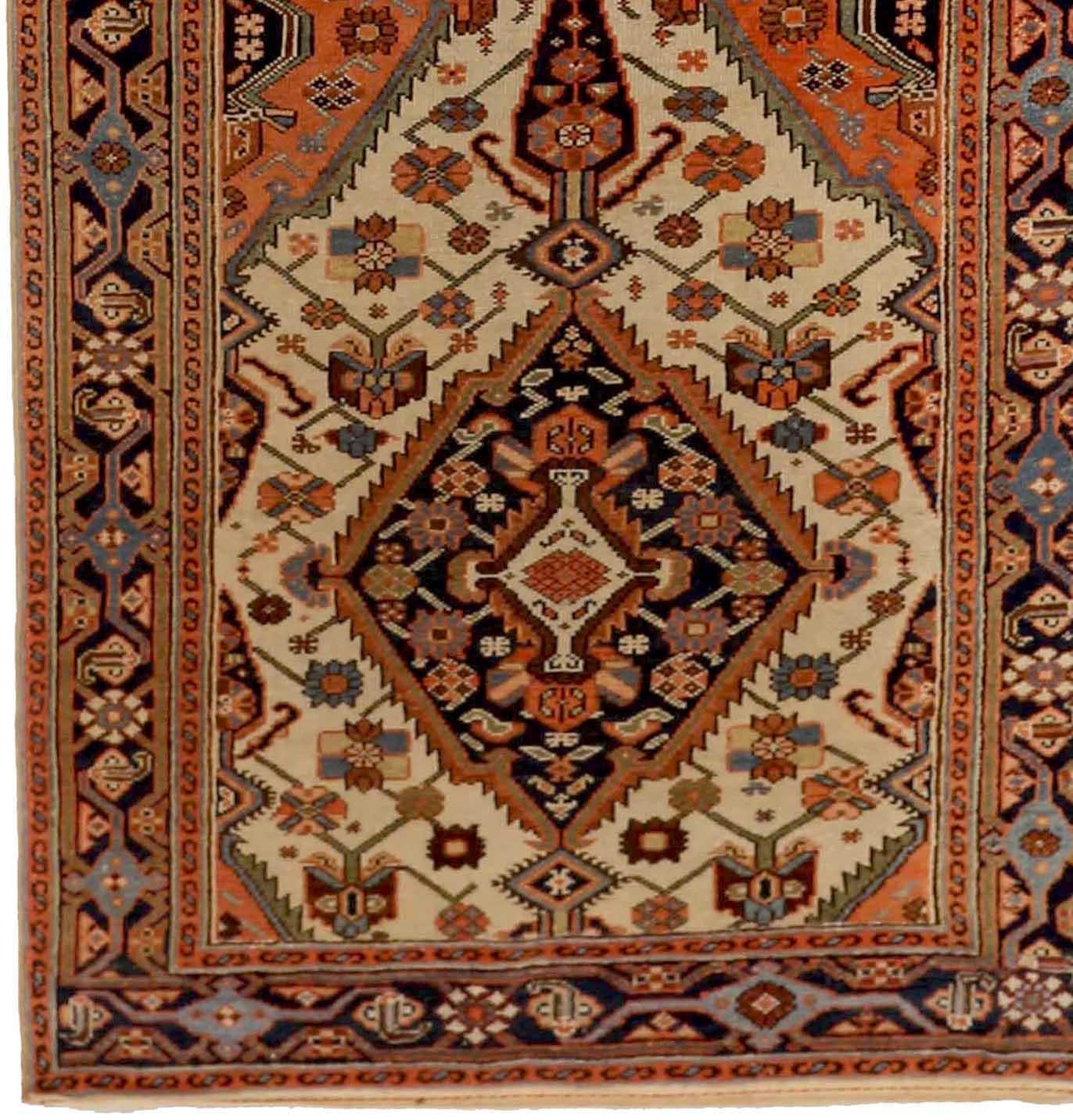 Persischer Malayer-Läufer aus Wolle in Elfenbein, Marineblau, Blau und Rot, 72835 (Asiatisch) im Angebot
