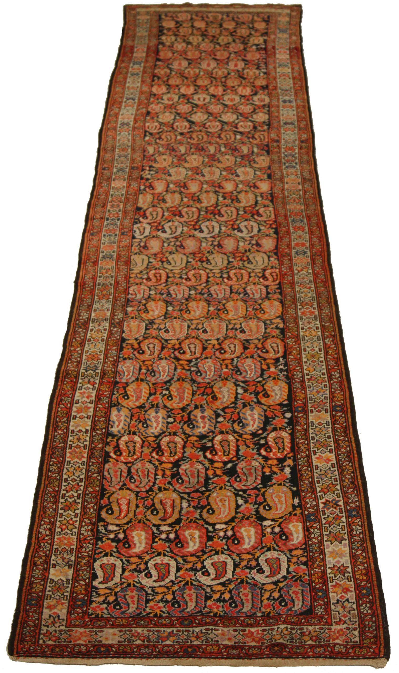 Entdecken Sie die Eleganz des persischen Malayers mit dem Läufer um 1880. Dieses exklusive Design aus Wolle und ElfenbeinMarineblauRot ist perfekt, um Ihren Raum zu verschönern.