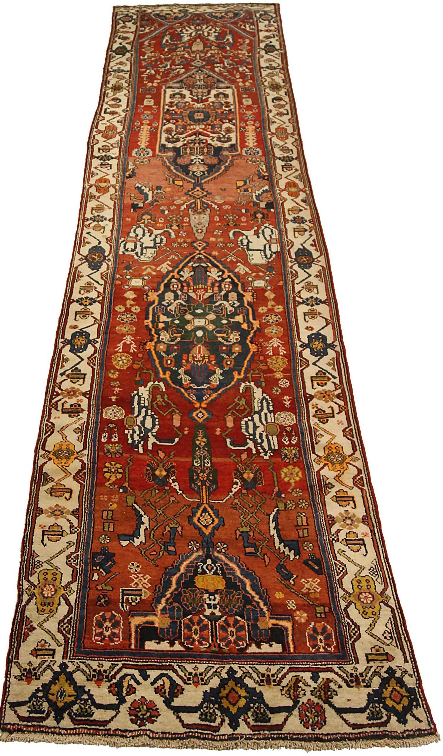 Entdecken Sie die Eleganz des persischen Malayers mit dem Läufer um 1880. Dieses exklusive Design aus Wolle und ElfenbeinMarineblauRot ist perfekt, um Ihren Raum zu verschönern.