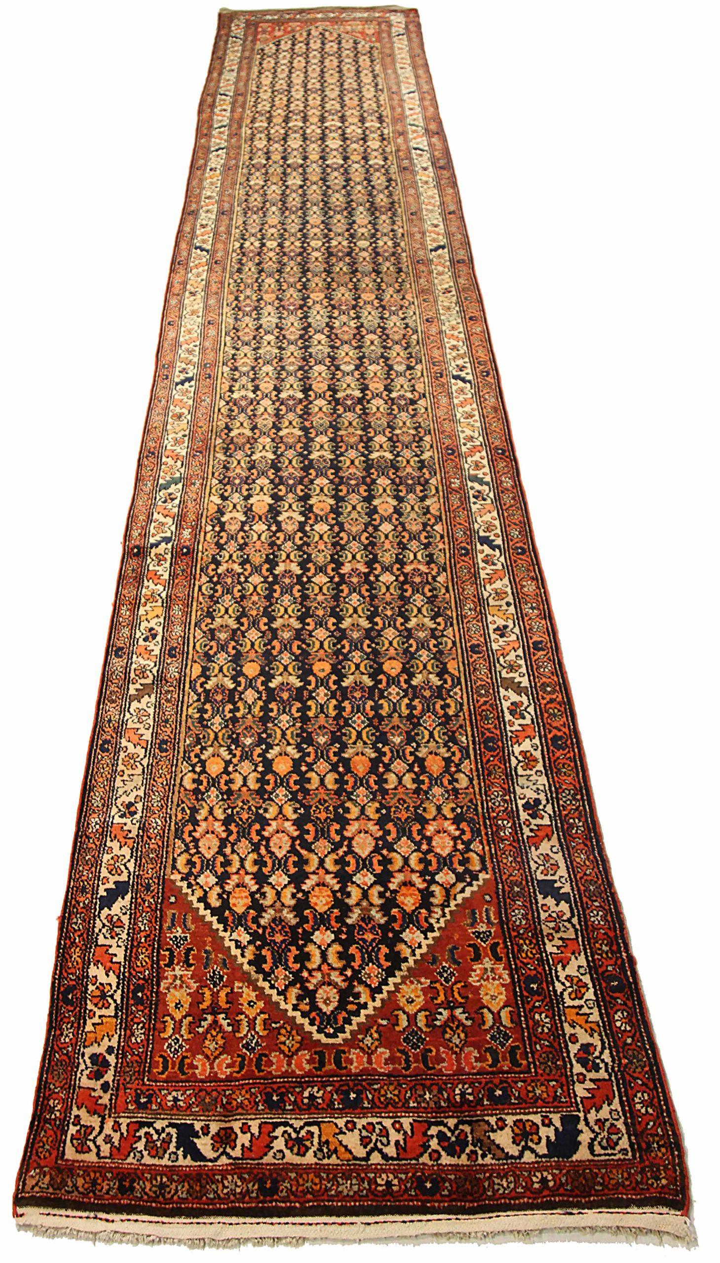 Découvrez l'élégance du tapis de course persan Malayer, datant de 1880. Conçu avec de la laine et de l'ivoire bleu marine, ce design exclusif est parfait pour mettre en valeur votre espace.