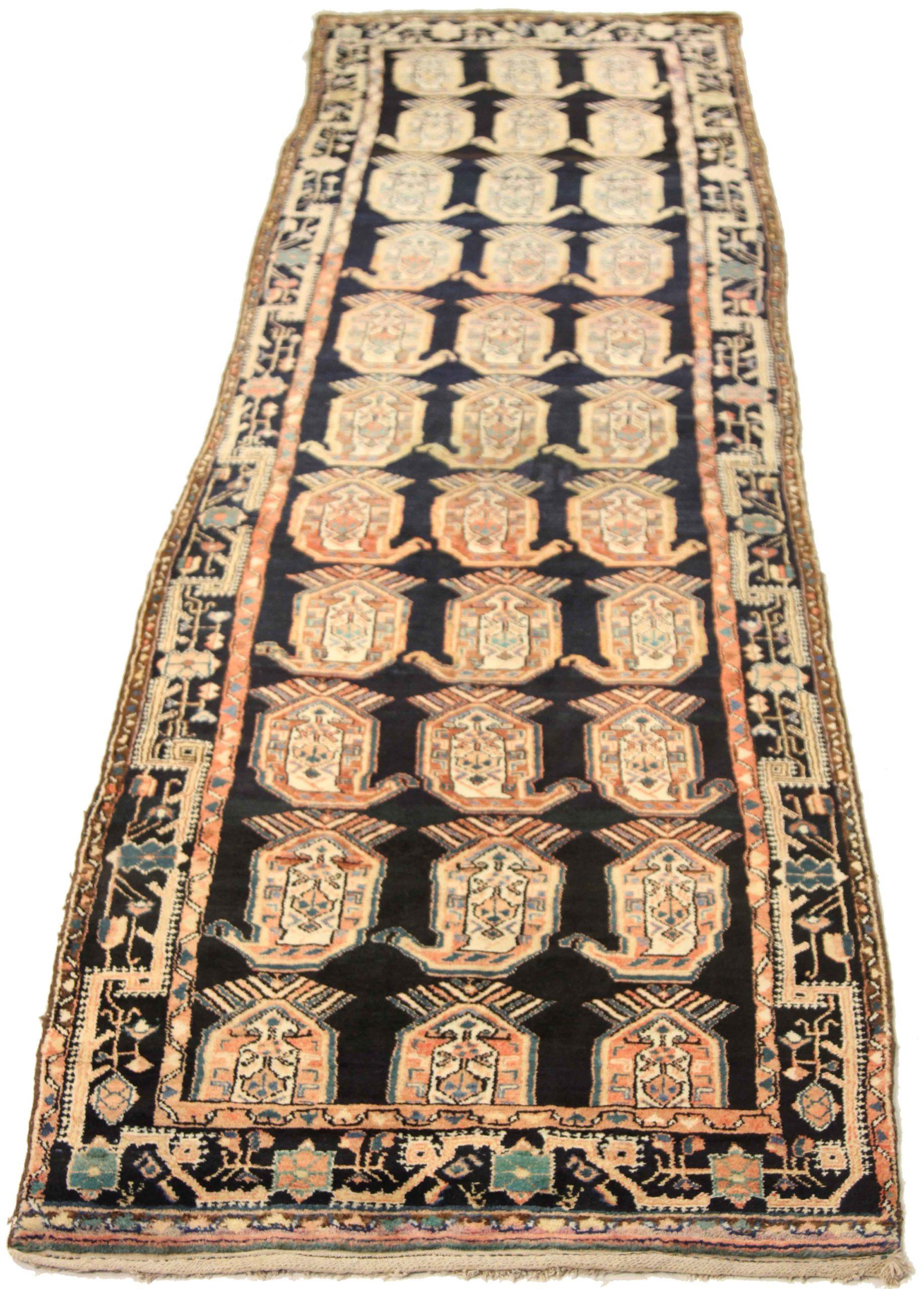 Scopri l'eleganza del tappeto persiano Malayer, caratterizzato da Runner Rug di CIRCA 1880. Progettato con lana e avorio e blu-rosso, questo design esclusivo è perfetto per valorizzare il tuo spazio.