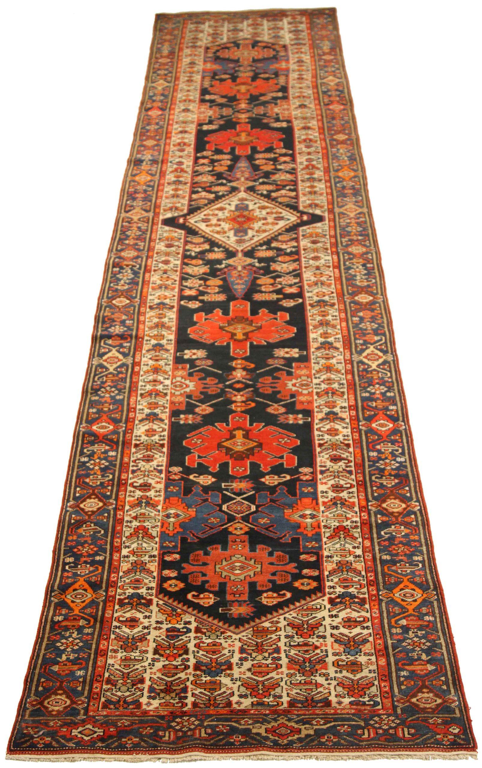 Entdecken Sie die Eleganz des persischen Malayers mit dem Läufer um 1880. Dieses exklusive Design aus Wolle und ElfenbeinOrangeRot ist perfekt, um Ihren Raum zu verschönern.