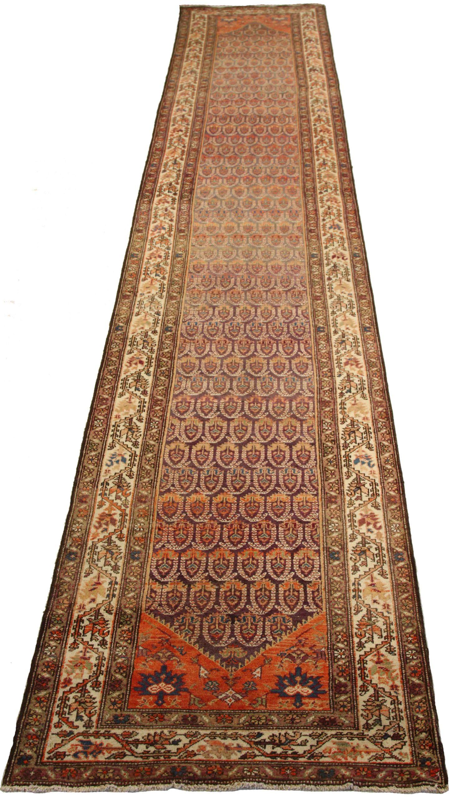 Entdecken Sie die Eleganz des persischen Malayers mit dem Läufer um 1880. Dieses exklusive Design aus Wolle und Elfenbein-Marineblau eignet sich perfekt zur Verschönerung Ihres Raums.