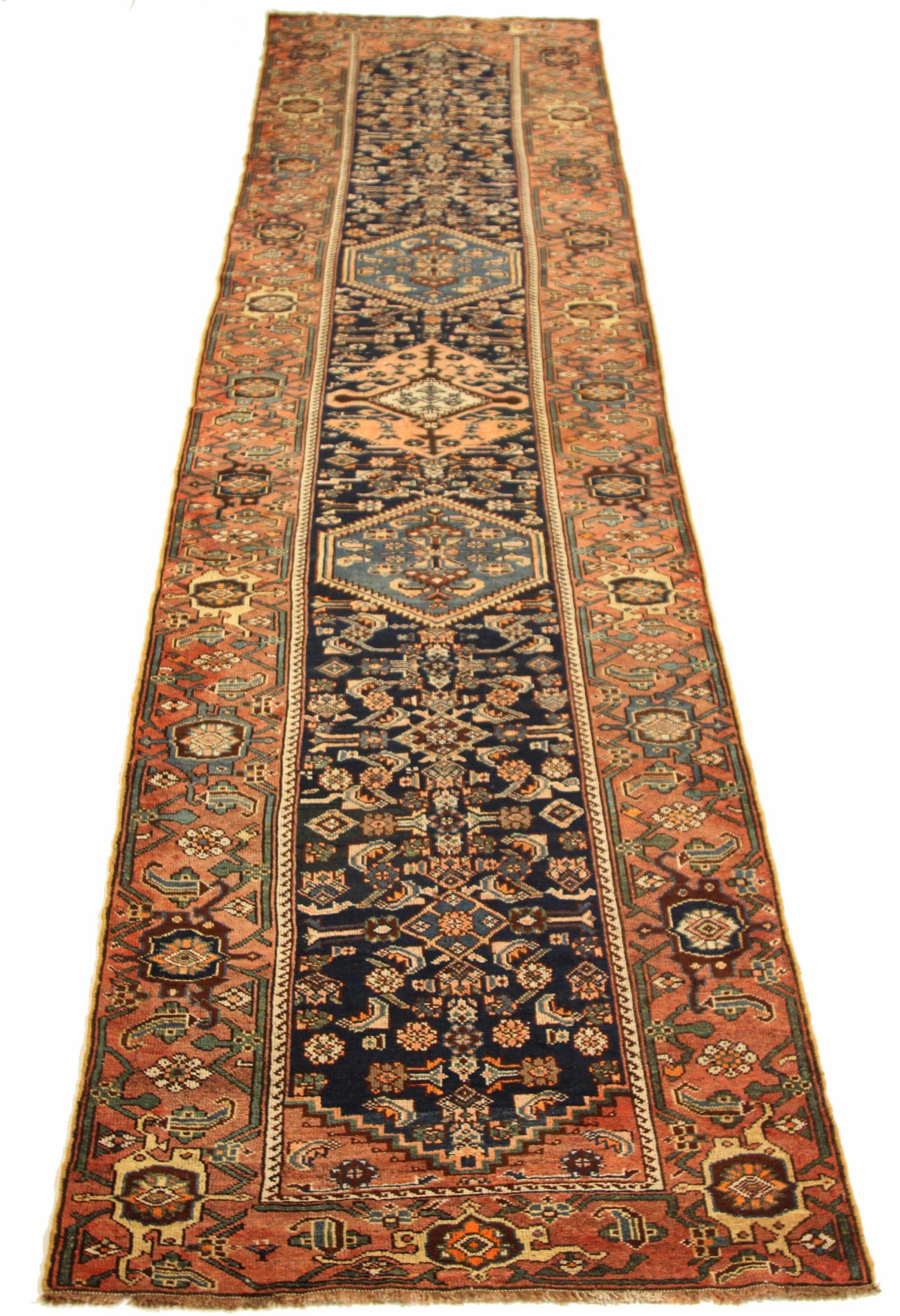 Découvrez l'élégance du tapis de course persan Malayer, datant de 1880. Conçu avec de la laine et du bleu/rose marine, ce design exclusif est parfait pour mettre en valeur votre espace.