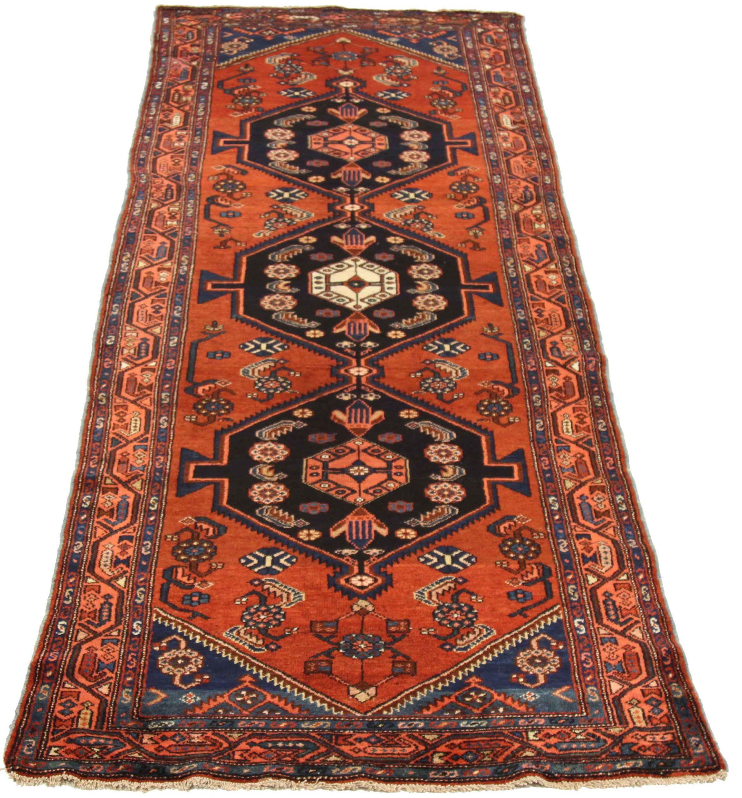 Entdecken Sie die Eleganz des persischen Malayers mit dem Läufer um 1880. Dieses exklusive Design aus Wolle und Marineblau-Rot ist perfekt, um Ihren Raum zu verschönern.
