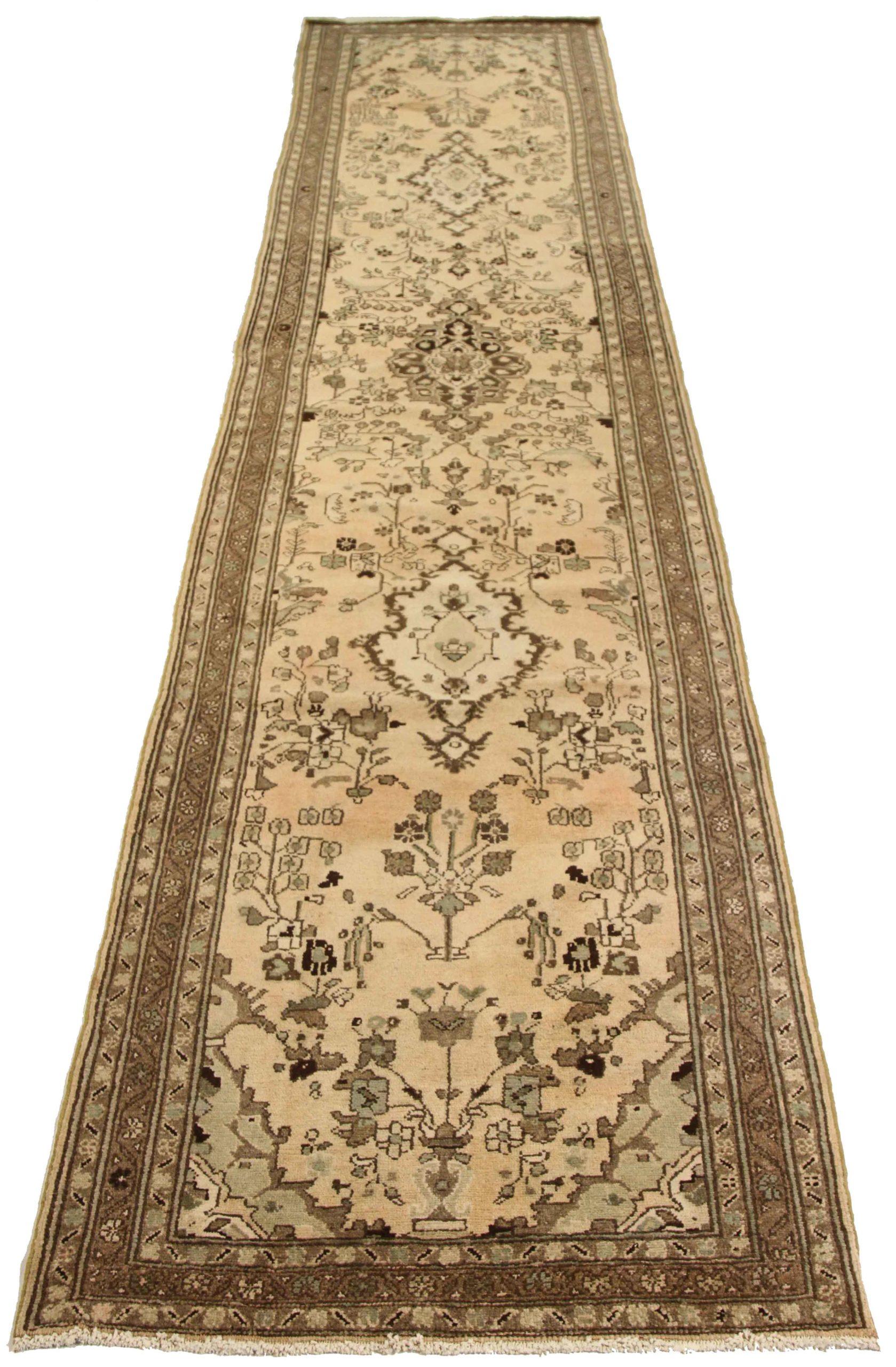 Entdecken Sie die Eleganz des persischen Malayers mit dem Läufer um 1910. Dieses exklusive Design aus Wolle und Braun-Elfenbein-Taupe ist perfekt, um Ihren Raum zu verschönern.