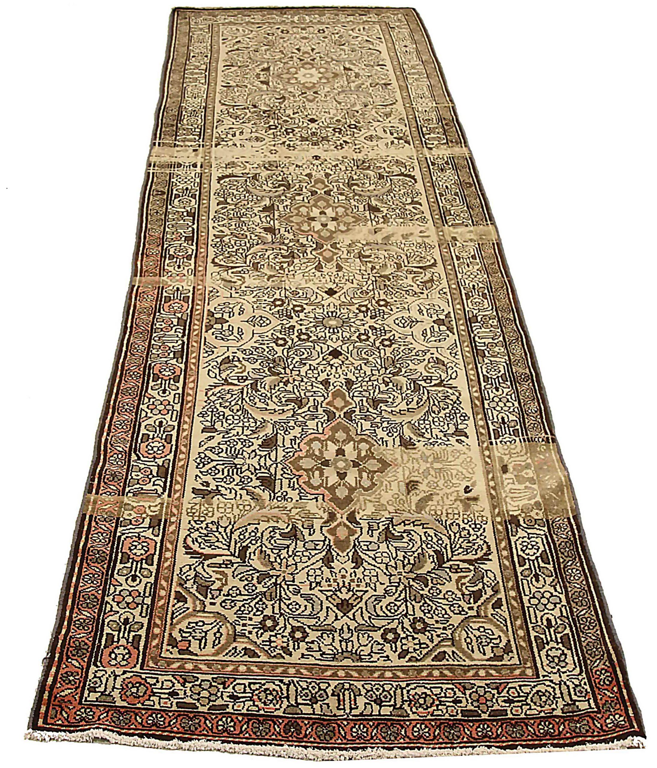 Entdecken Sie die Eleganz des persischen Malayers mit dem Läufer um 1910. Dieses exklusive Design aus Wolle und Braun-Elfenbein ist perfekt, um Ihren Raum zu verschönern.