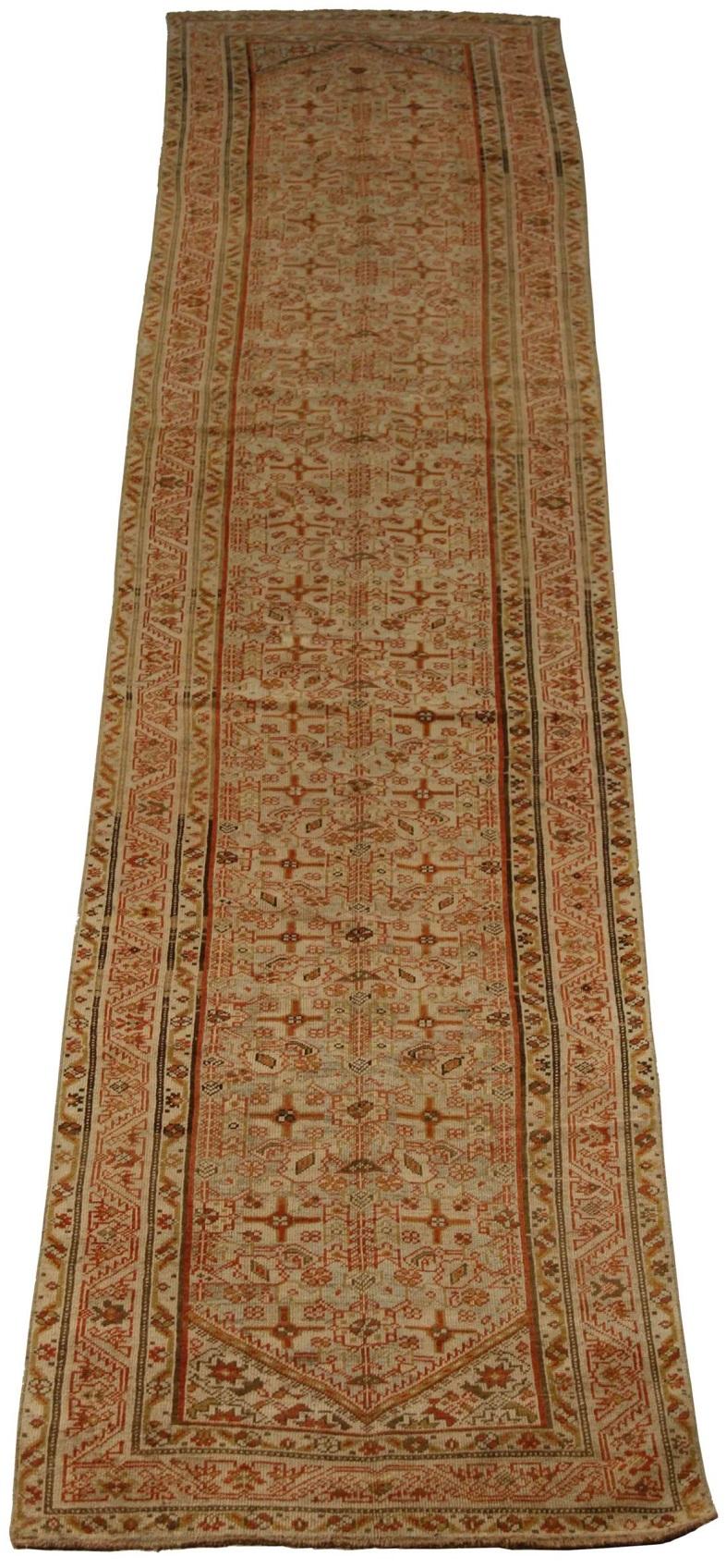 Entdecken Sie die Eleganz des persischen Malayers mit dem Läufer um 1910. Dieses exklusive Design aus Wolle und GreenIvoryRed ist perfekt, um Ihren Raum zu verschönern.