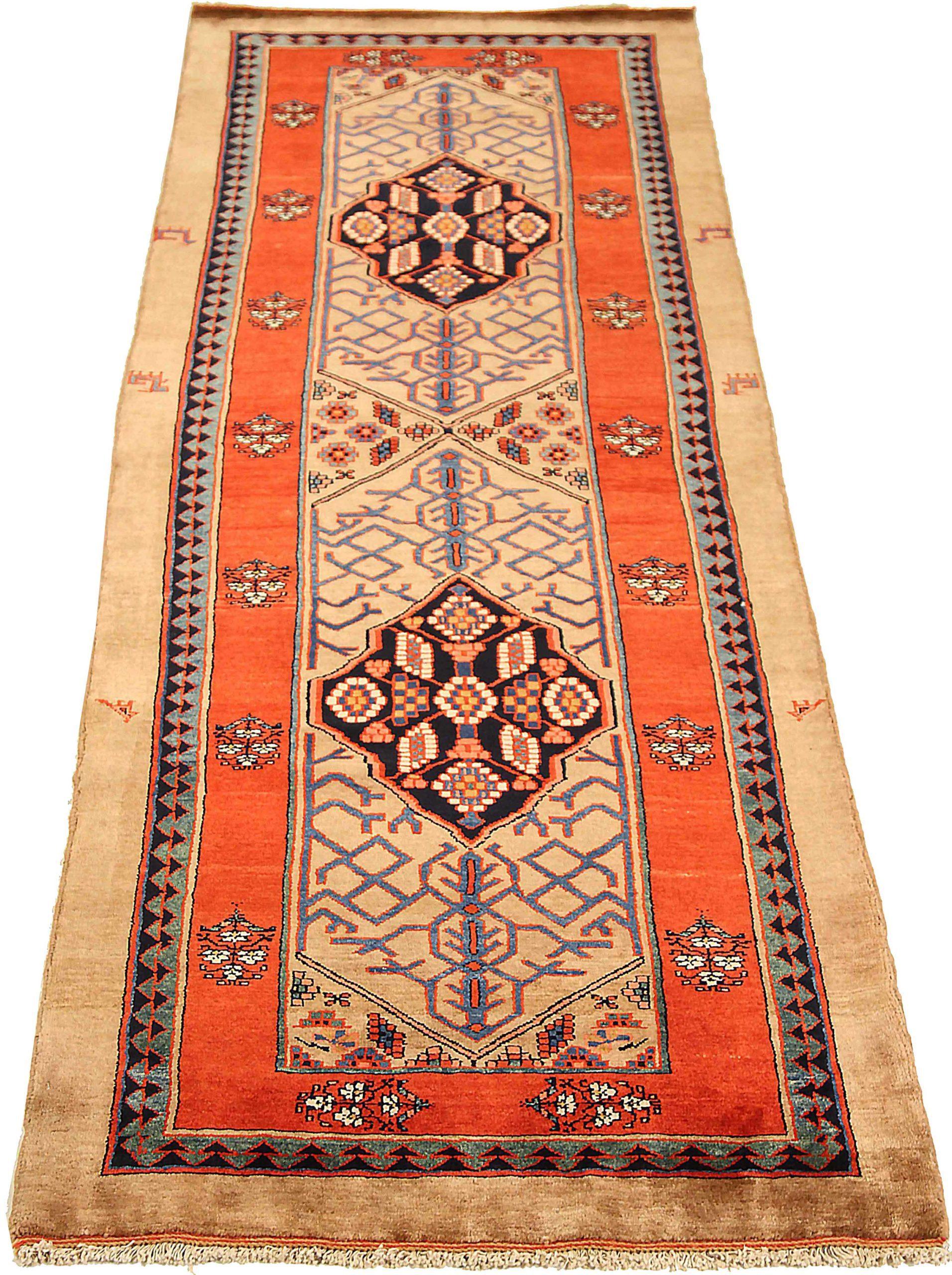 Entdecken Sie die Eleganz des persischen Malayers mit dem Läufer um 1910. Dieses exklusive Design aus Wolle und ElfenbeinMarineblauRot ist perfekt, um Ihren Raum zu verschönern.