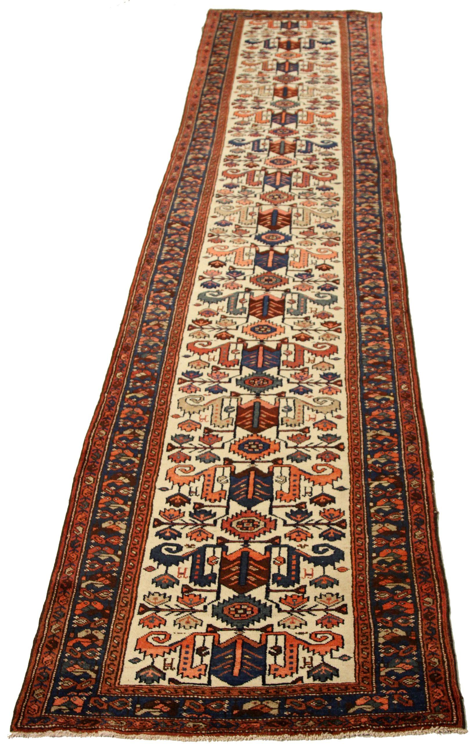 Entdecken Sie die Eleganz des persischen Teppichs Malayer mit Läufer. Dieses exklusive Design, das mit viel Liebe zum Detail entworfen wurde, ist perfekt, um Ihren Raum zu verschönern.