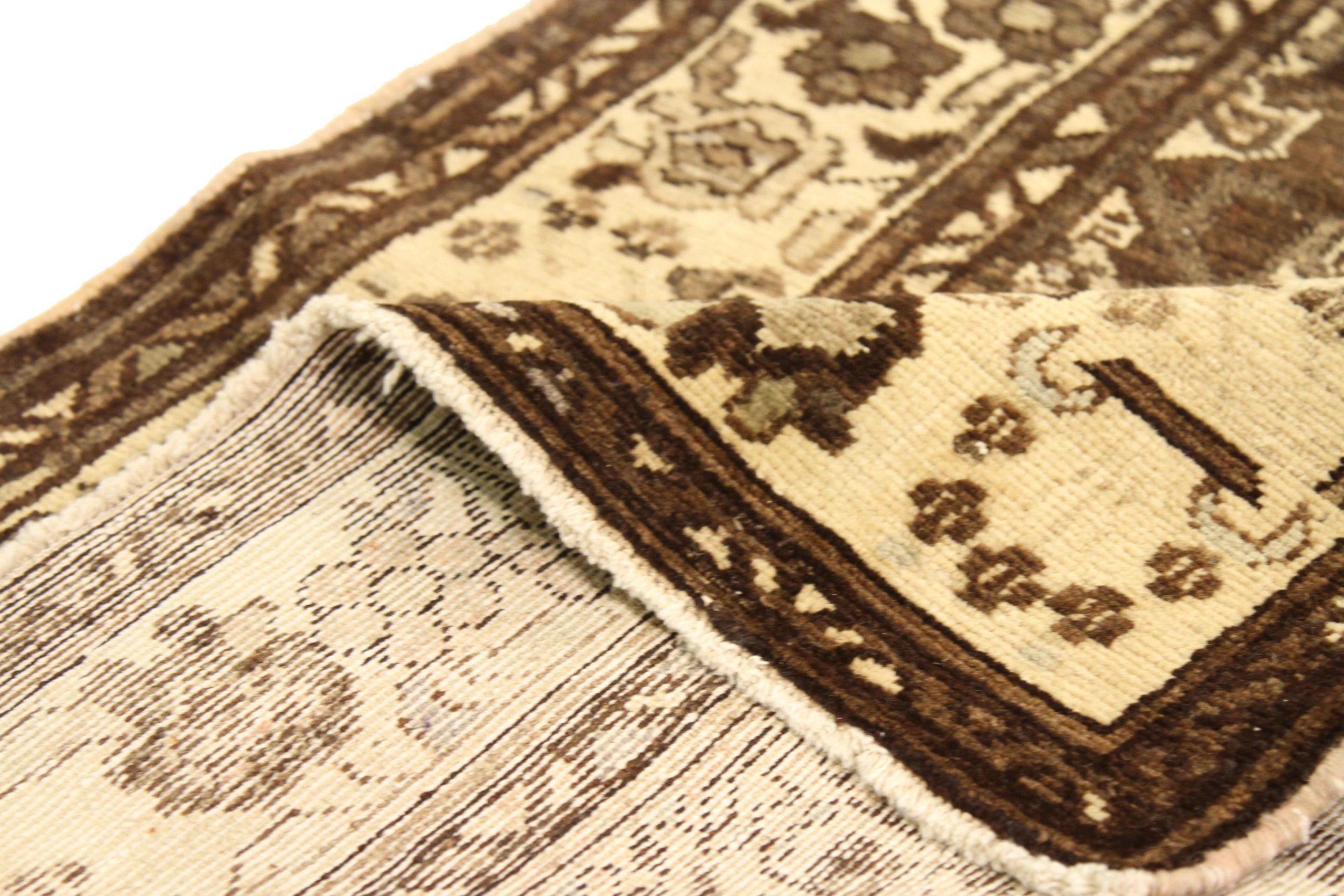 Scopri l'eleganza del tappeto persiano Malayer. Progettato con una meticolosa attenzione ai dettagli, questo design esclusivo è perfetto per valorizzare il tuo spazio.