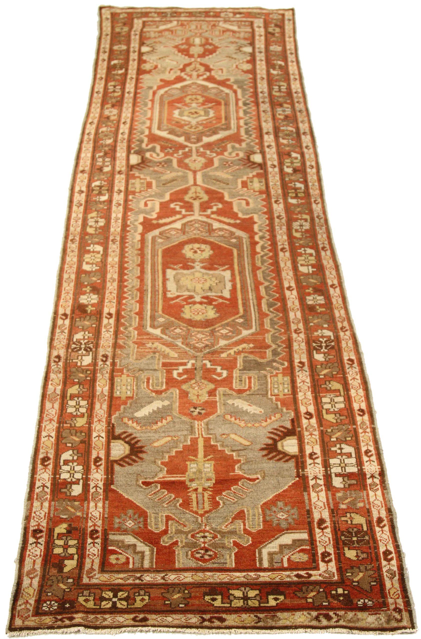 Entdecken Sie die Eleganz des persischen Teppichs Malayer mit Läufer. Dieses exklusive Design, das mit viel Liebe zum Detail entworfen wurde, ist perfekt, um Ihren Raum zu verschönern.
