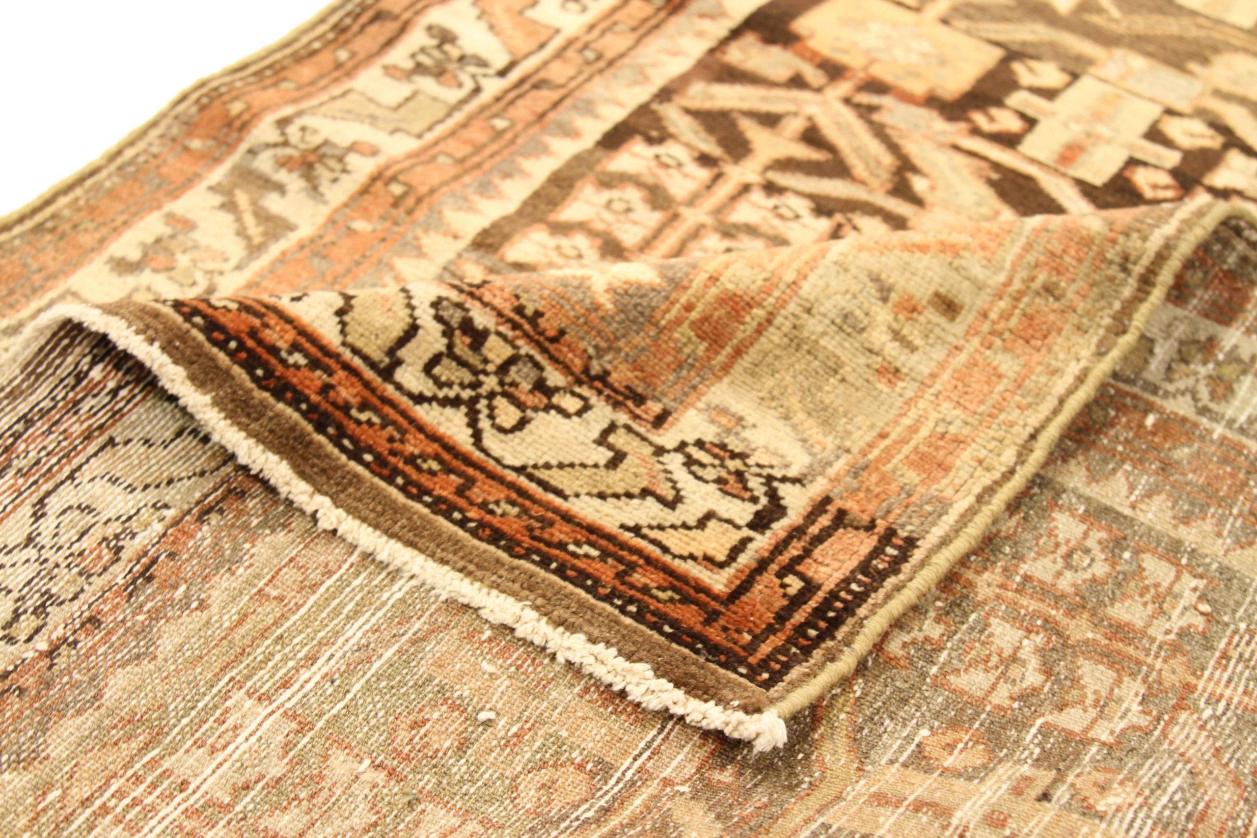 Scopri l'eleganza del tappeto persiano Malayer. Progettato con una meticolosa attenzione ai dettagli, questo design esclusivo è perfetto per valorizzare il tuo spazio.