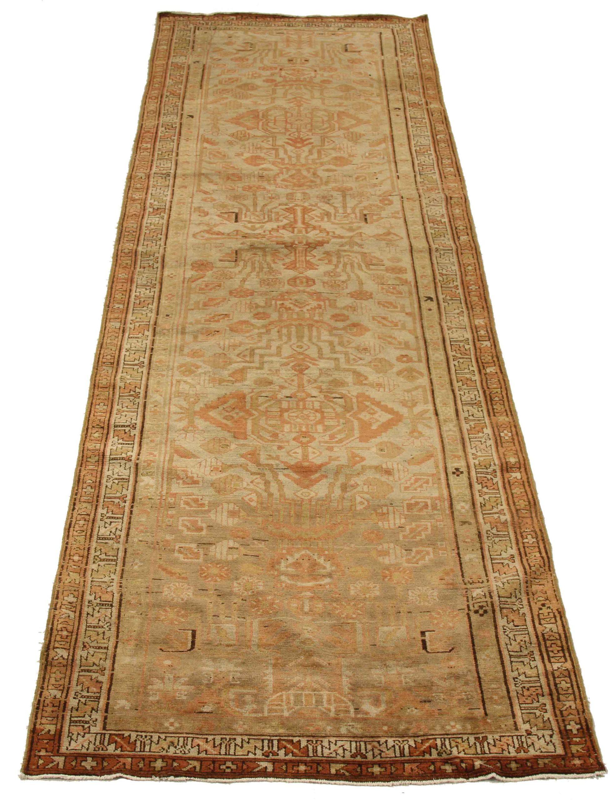 Entdecken Sie die Eleganz des persischen Teppichs Malayer mit Läufer. Dieses exklusive Design, das mit viel Liebe zum Detail entworfen wurde, ist perfekt, um Ihren Raum zu verschönern.