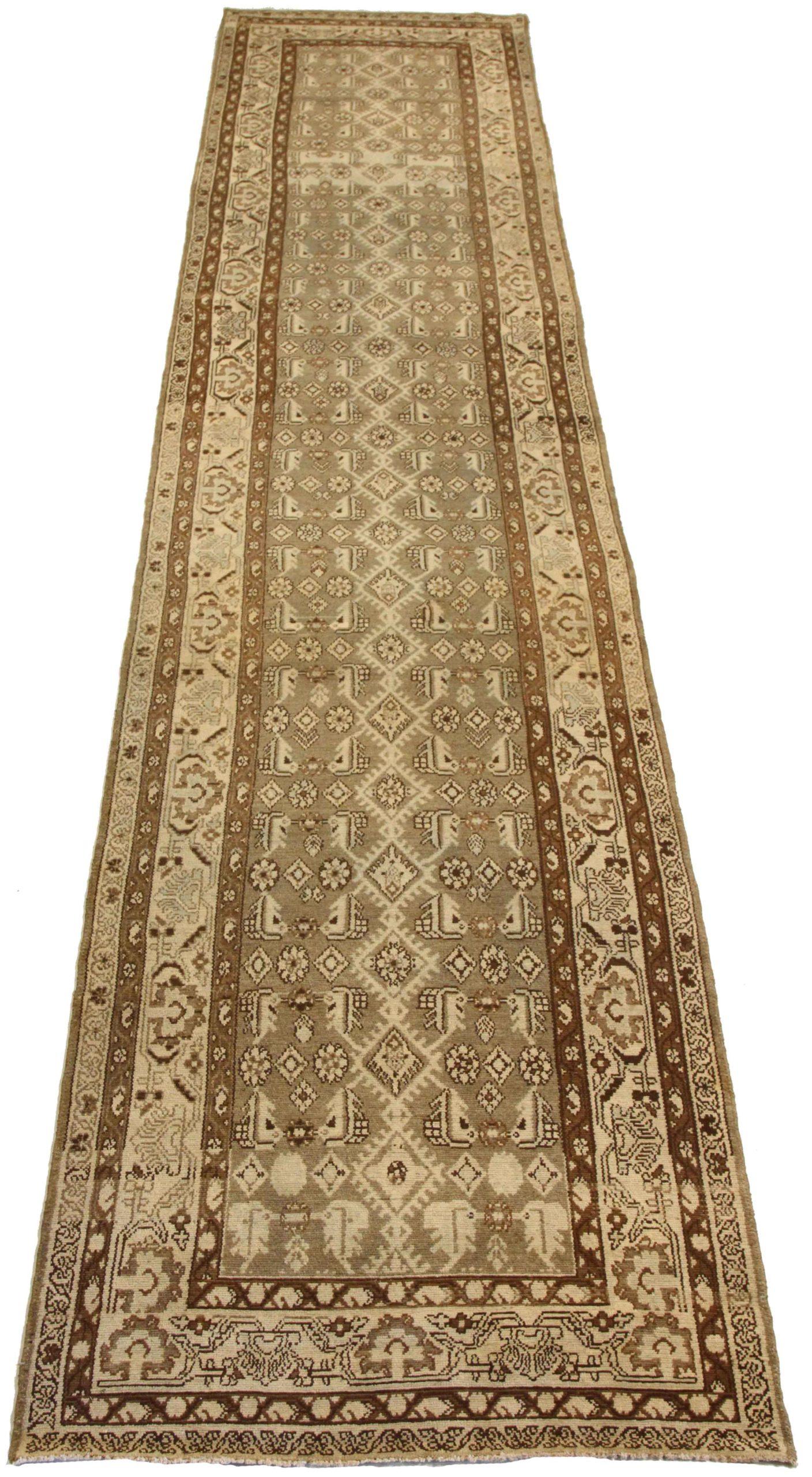 Entdecken Sie die Eleganz des persischen Teppichs Malayer mit Läufer. Dieses exklusive Design, das mit viel Liebe zum Detail entworfen wurde, ist perfekt, um Ihren Raum zu verschönern.