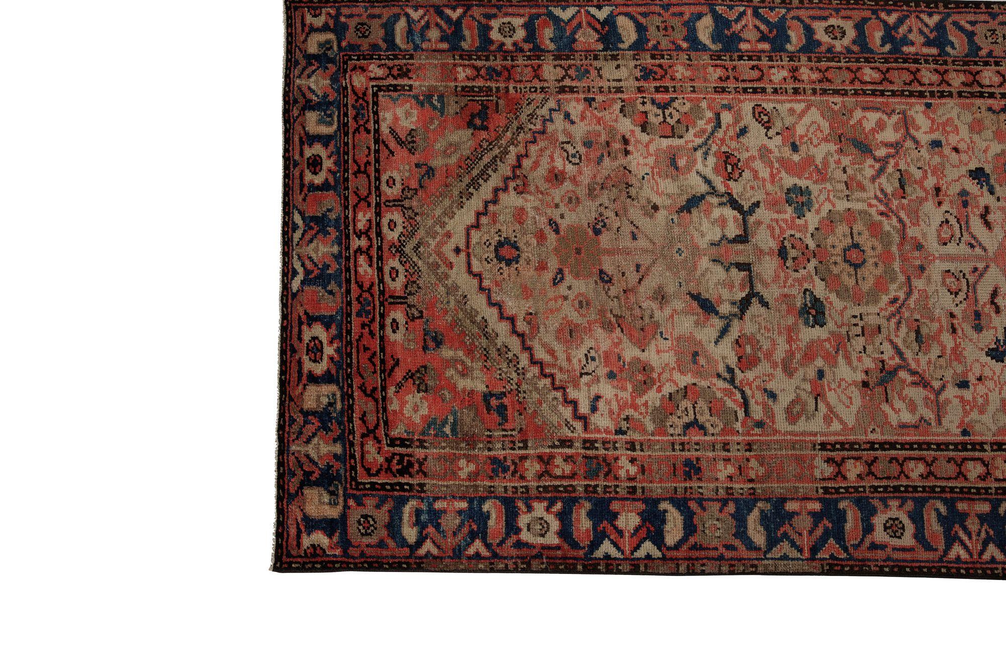 Entdecken Sie die Eleganz des persischen Malayers mit dem Läufer um 1910. Dieses exklusive Design aus Wolle und BlackBrownIvoryRed ist perfekt, um Ihren Raum zu verschönern.