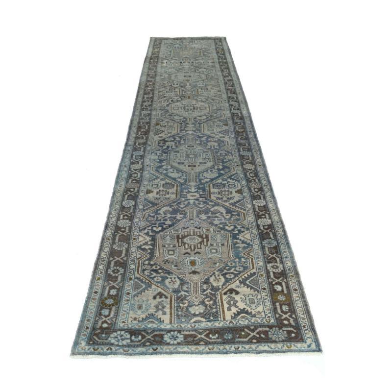 Entdecken Sie die Eleganz des persischen Malayers mit dem Läufer um 1910. Dieses exklusive Design aus Wolle und BlauBraunElfenbein ist perfekt, um Ihren Raum zu verschönern.