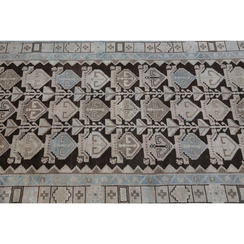 Entdecken Sie die Eleganz des persischen Malayers mit dem Läufer um 1910. Dieses exklusive Design aus Wolle und BlauBraunElfenbein ist perfekt, um Ihren Raum zu verschönern.