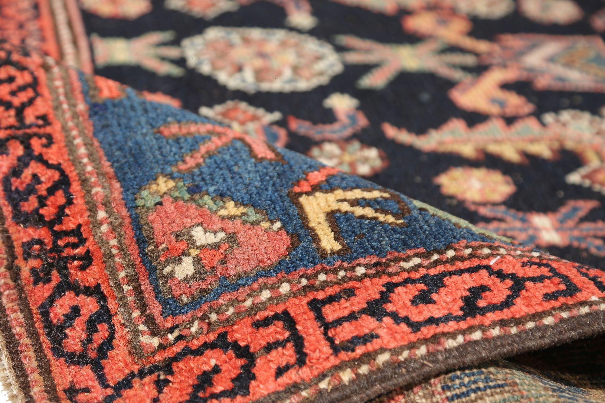 Entdecken Sie die Eleganz des persischen Malayers mit dem Läufer um 1910. Dieses exklusive Design aus Wolle und BlauBraunElfenbeinRot ist perfekt, um Ihren Raum zu verschönern.