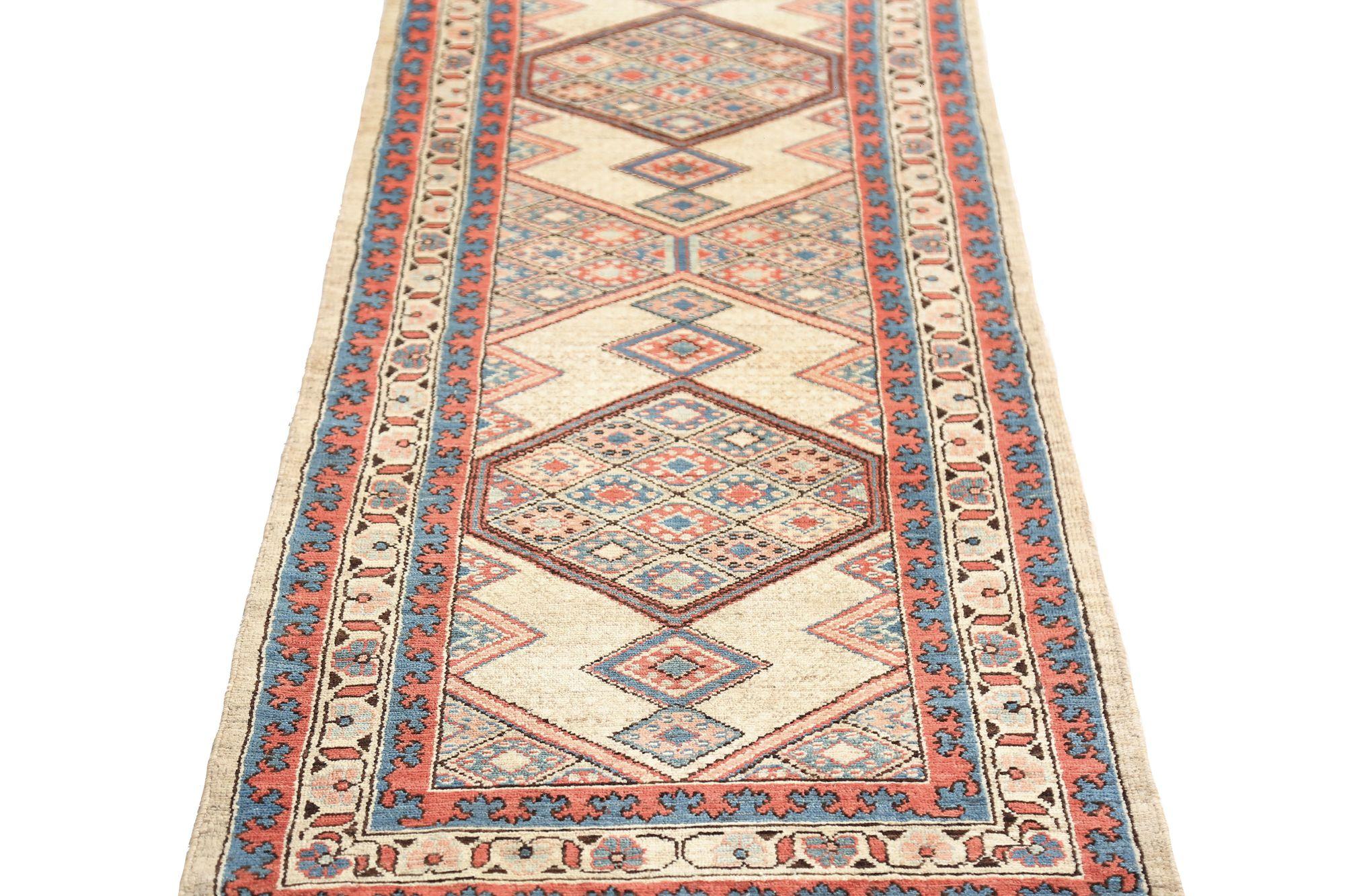 Scopri l'eleganza del tappeto persiano Malayer, caratterizzato da Runner Rug di CIRCA 1940. Progettato con lana e blu-marrone-avorio-rosso, questo design esclusivo è perfetto per valorizzare il tuo spazio.