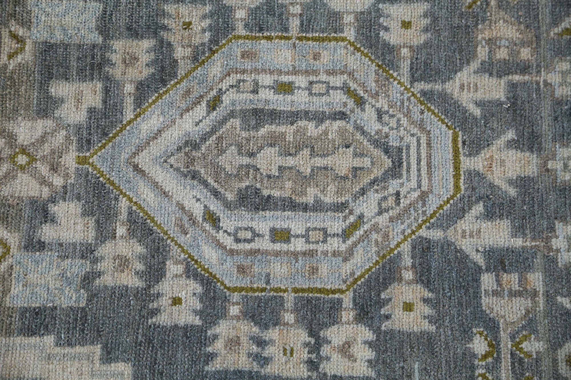 Entdecken Sie die Eleganz des persischen Malayers mit dem Läufer um 1910. Dieses exklusive Design aus Wolle und Blau ist perfekt, um Ihren Raum zu verschönern.