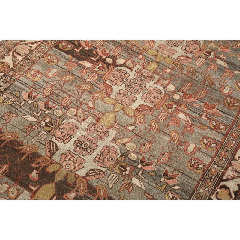 Entdecken Sie die Eleganz des persischen Malayers mit dem Läufer um 1880. Dieses exklusive Design aus Wolle und BlueIvoryPink ist perfekt, um Ihren Raum zu verschönern.