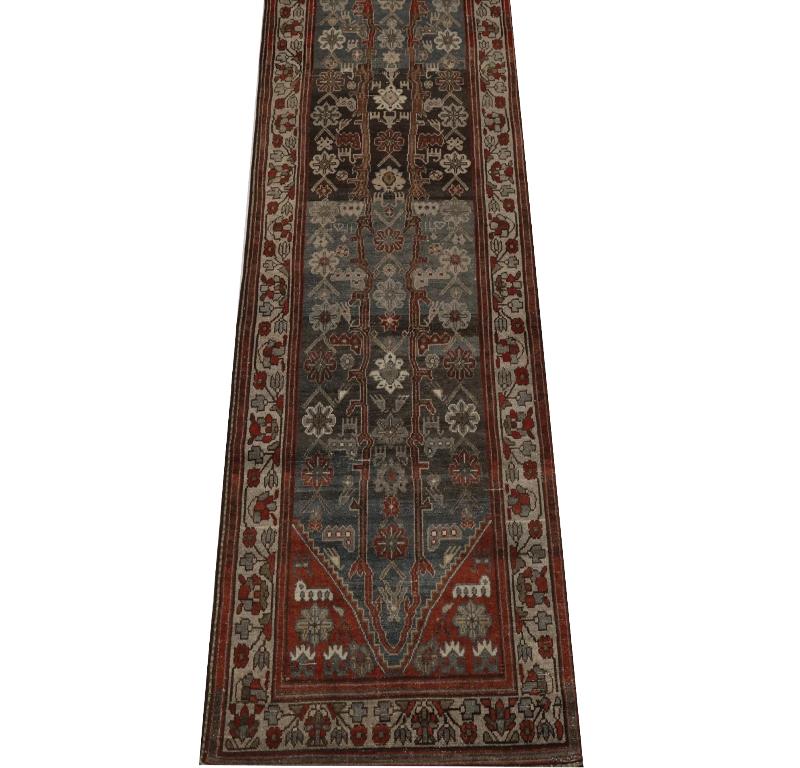 Entdecken Sie die Eleganz des persischen Malayers mit dem Läufer um 1880. Dieses exklusive Design aus Wolle und Blau-Elfenbein-Rot ist perfekt, um Ihren Raum zu verschönern.
