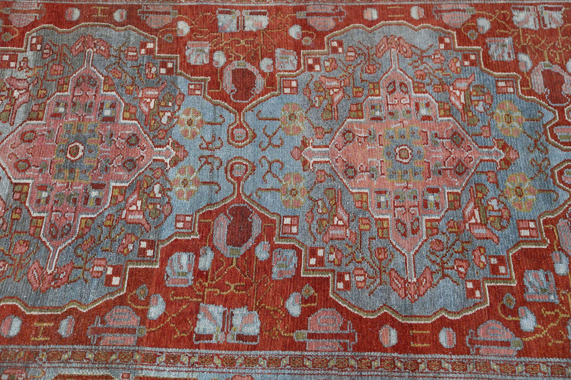 Entdecken Sie die Eleganz des persischen Malayers mit dem Läufer um 1910. Mit Wolle und BluePinkRed entworfen, ist dieses exklusive Design perfekt, um Ihren Raum zu verschönern.