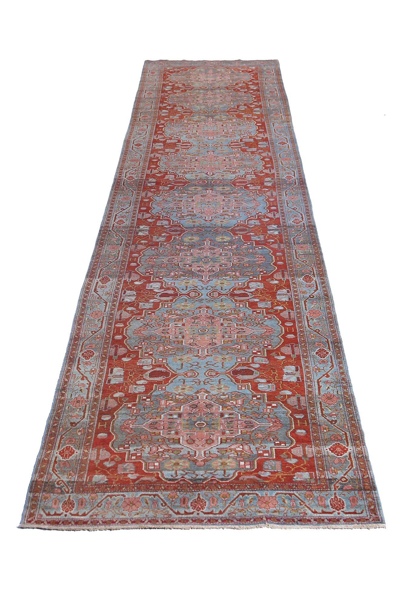 Persischer Malayer-Läufer aus Wolle in Blau, Rosa und Rot mit Design - 97590 im Zustand „Hervorragend“ im Angebot in Dallas, TX
