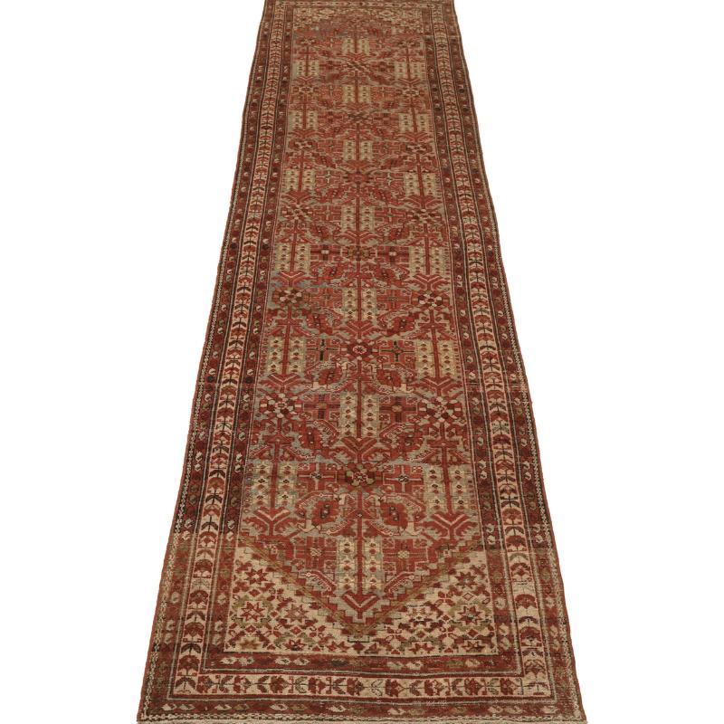 Entdecken Sie die Eleganz des persischen Malayers mit dem Läufer um 1880. Dieses exklusive Design mit Wolle und BlueRed ist perfekt, um Ihren Raum zu verschönern.