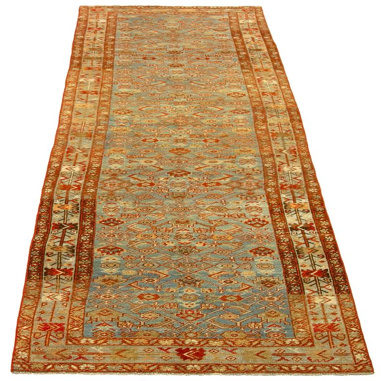 Entdecken Sie die Eleganz des persischen Malayers mit dem Läufer um 1880. Dieses exklusive Design aus Wolle und BlauRotGelb ist perfekt, um Ihren Raum zu verschönern.