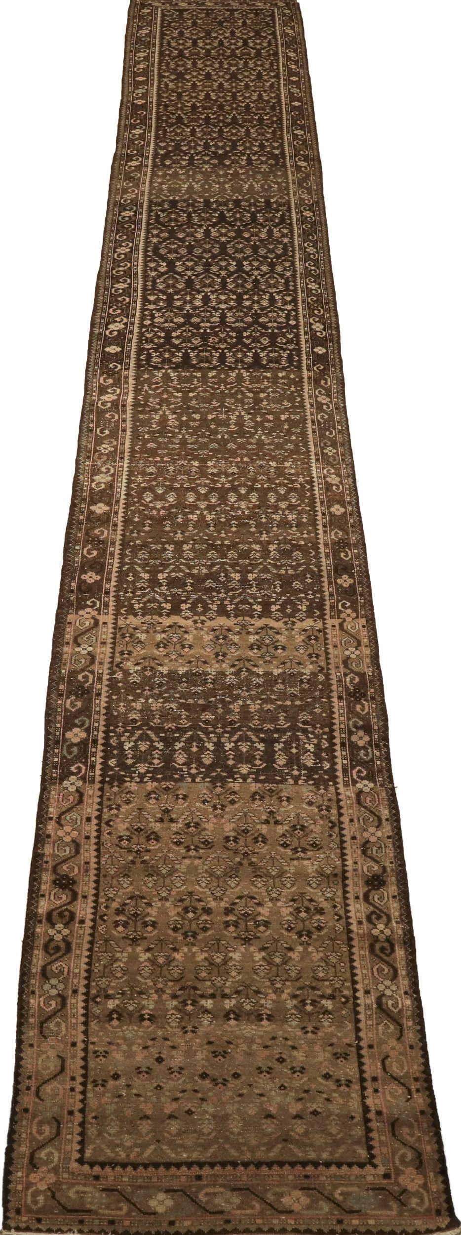 Entdecken Sie die Eleganz des persischen Malayers mit dem Läufer um 1910. Dieses exklusive Design aus Wolle und Braun ist perfekt, um Ihren Raum zu verschönern.