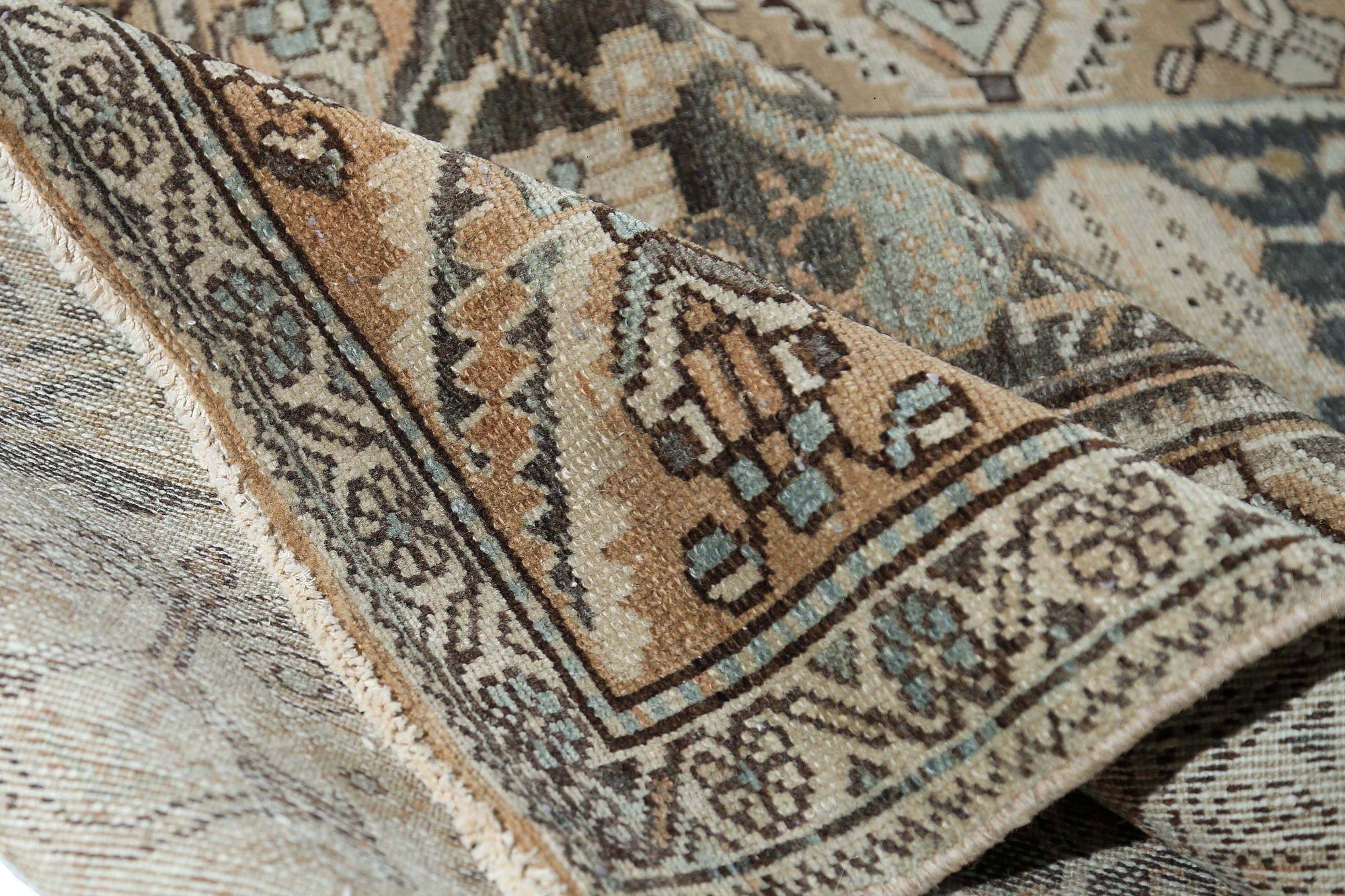 Entdecken Sie die Eleganz des persischen Malayers mit dem Läufer um 1880. Dieses exklusive Design aus Wolle und Braun ist perfekt, um Ihren Raum zu verschönern.