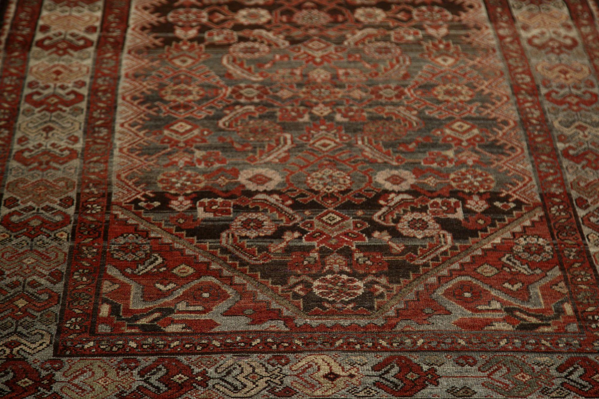 Entdecken Sie die Eleganz des persischen Malayers mit dem Läufer um 1910. Dieses exklusive Design aus Wolle und Braun ist perfekt, um Ihren Raum zu verschönern.