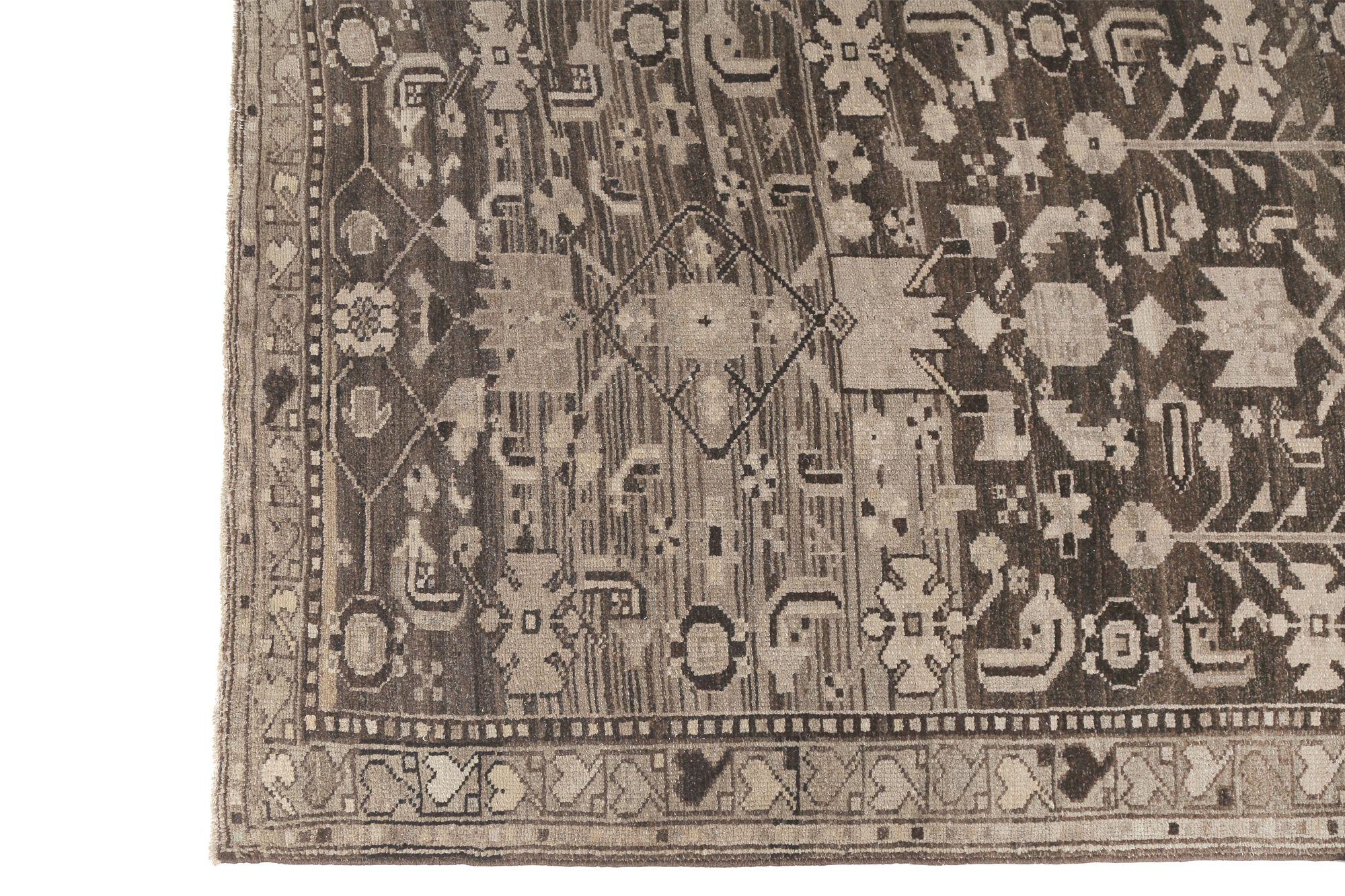 Scopri l'eleganza del tappeto persiano Malayer, caratterizzato da Runner Rug di CIRCA 1910. Progettato in lana e marrone, questo design esclusivo è perfetto per valorizzare il tuo spazio.