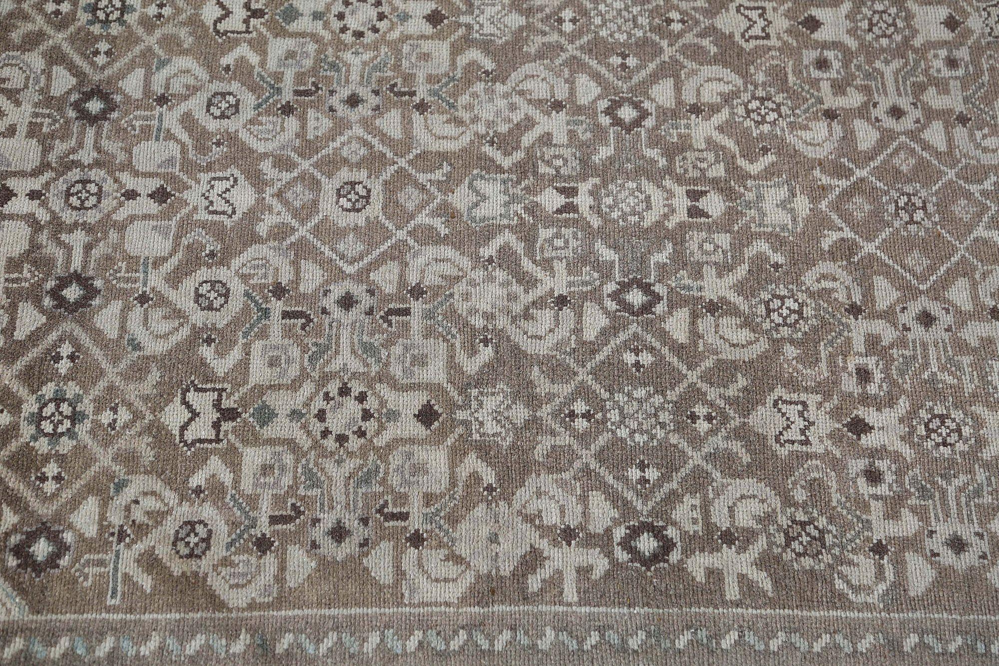 Entdecken Sie die Eleganz des persischen Malayers mit dem Läufer um 1910. Dieses exklusive Design aus Wolle und Braun ist perfekt, um Ihren Raum zu verschönern.