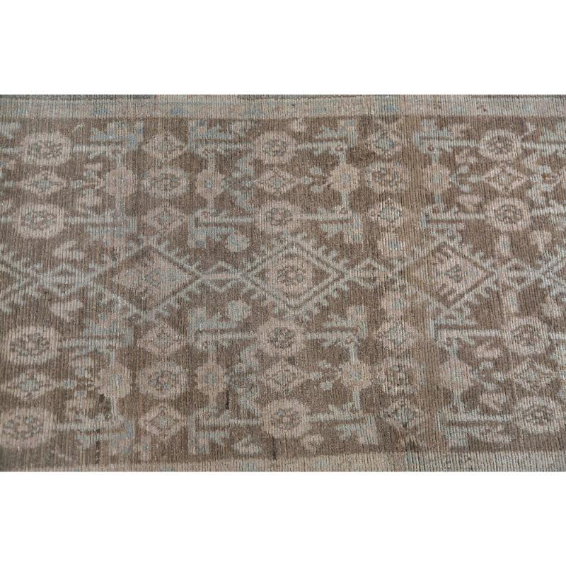 Entdecken Sie die Eleganz des persischen Malayers mit dem Läufer um 1910. Dieses exklusive Design aus Wolle und Braun ist perfekt, um Ihren Raum zu verschönern.