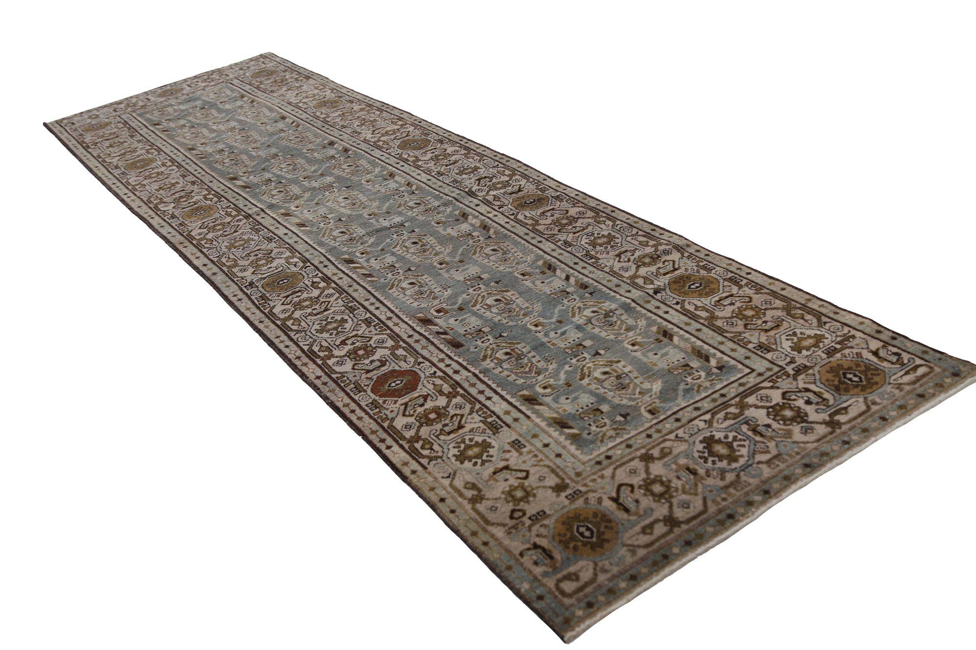 Entdecken Sie die Eleganz des persischen Malayers mit dem Läufer um 1880. Dieses exklusive Design aus Wolle und BrownGray ist perfekt, um Ihren Raum zu verschönern.
